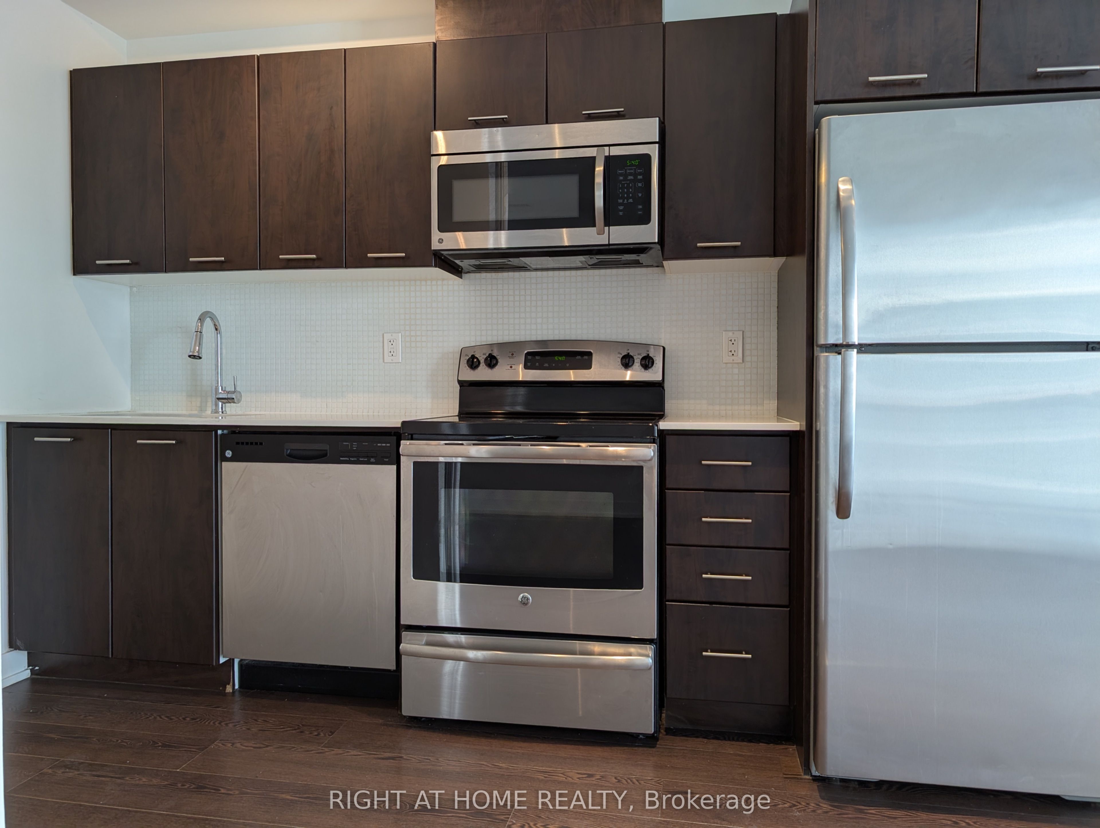 20 Bruyeres Mews 1109 Property Photo 2