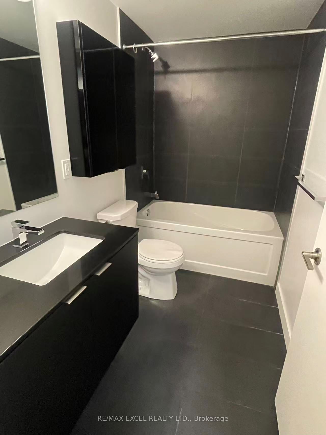 8 Tippett Road 422 Property Photo 6