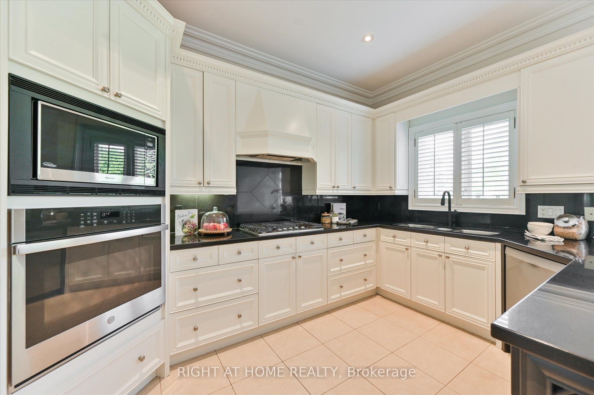 154 Charlton Boulevard Property Photo 11
