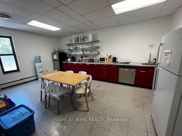 284 College Street 2nd Floor Property Photo 15