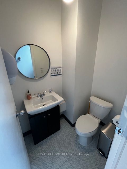 284 College Street 2nd Floor Property Photo 16