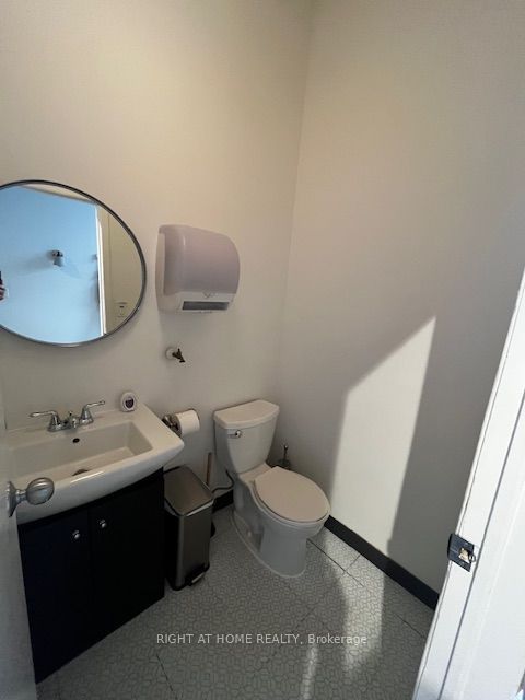 284 College Street 2nd Floor Property Photo 17