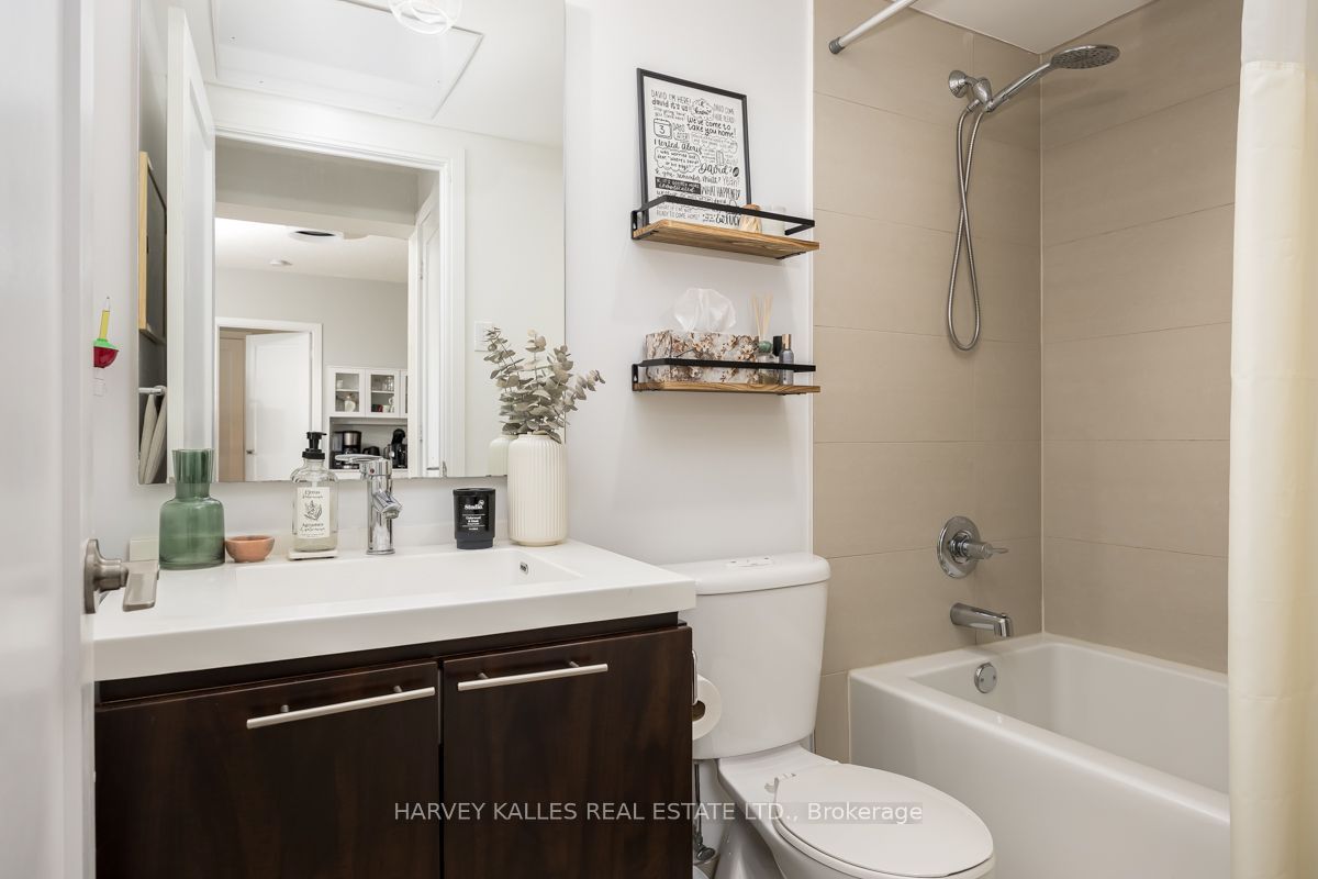 70 Roehampton Avenue 813 Property Photo 16