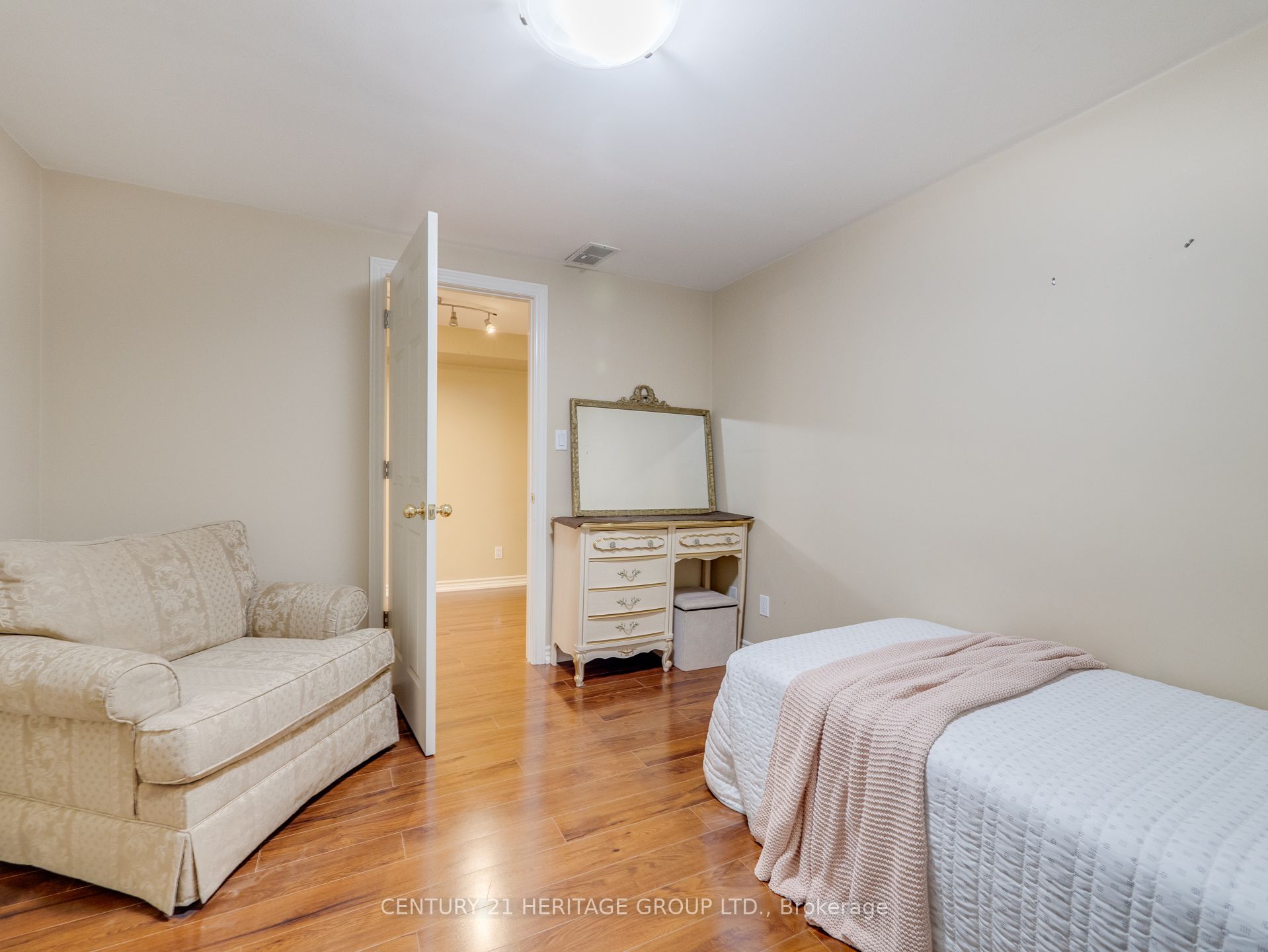 97 Allingham Gardens Room B Property Photo 7