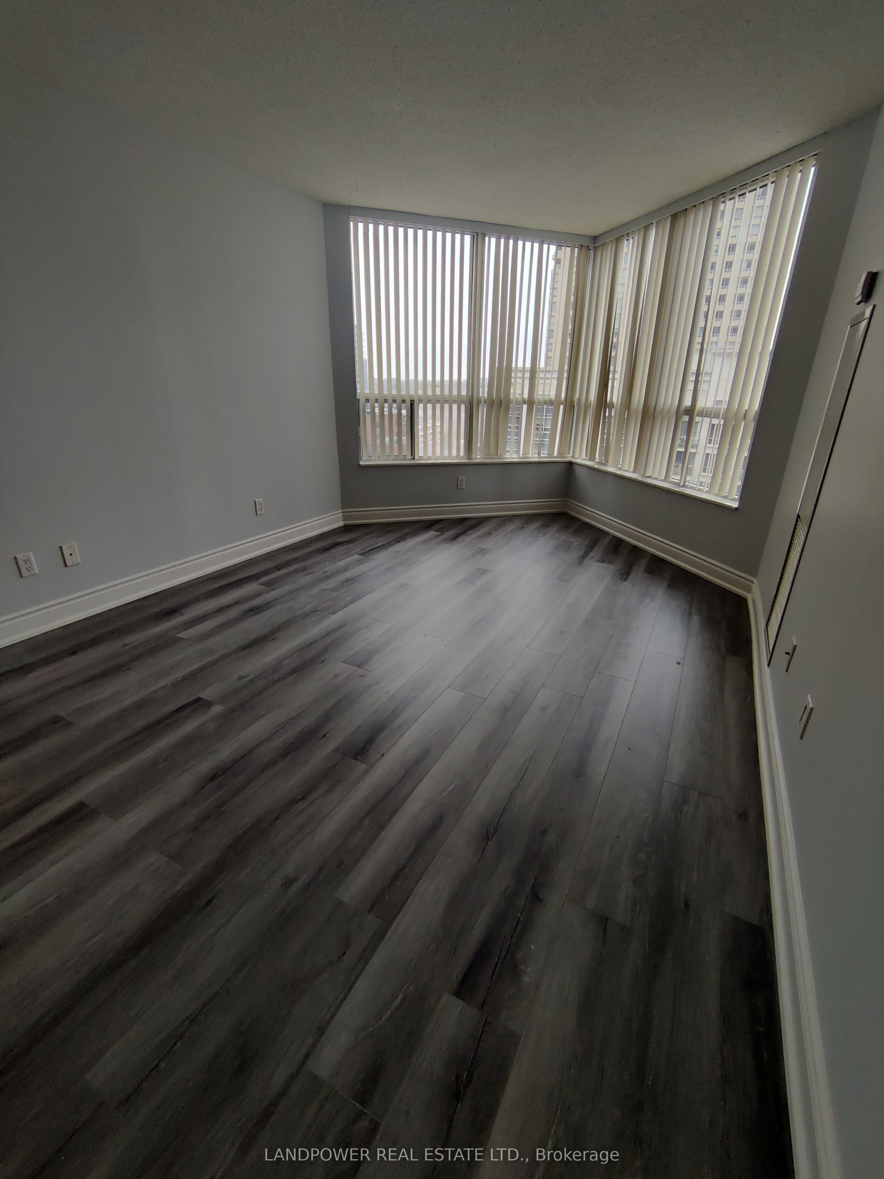 10 Northtown Way 906 Property Photo 8