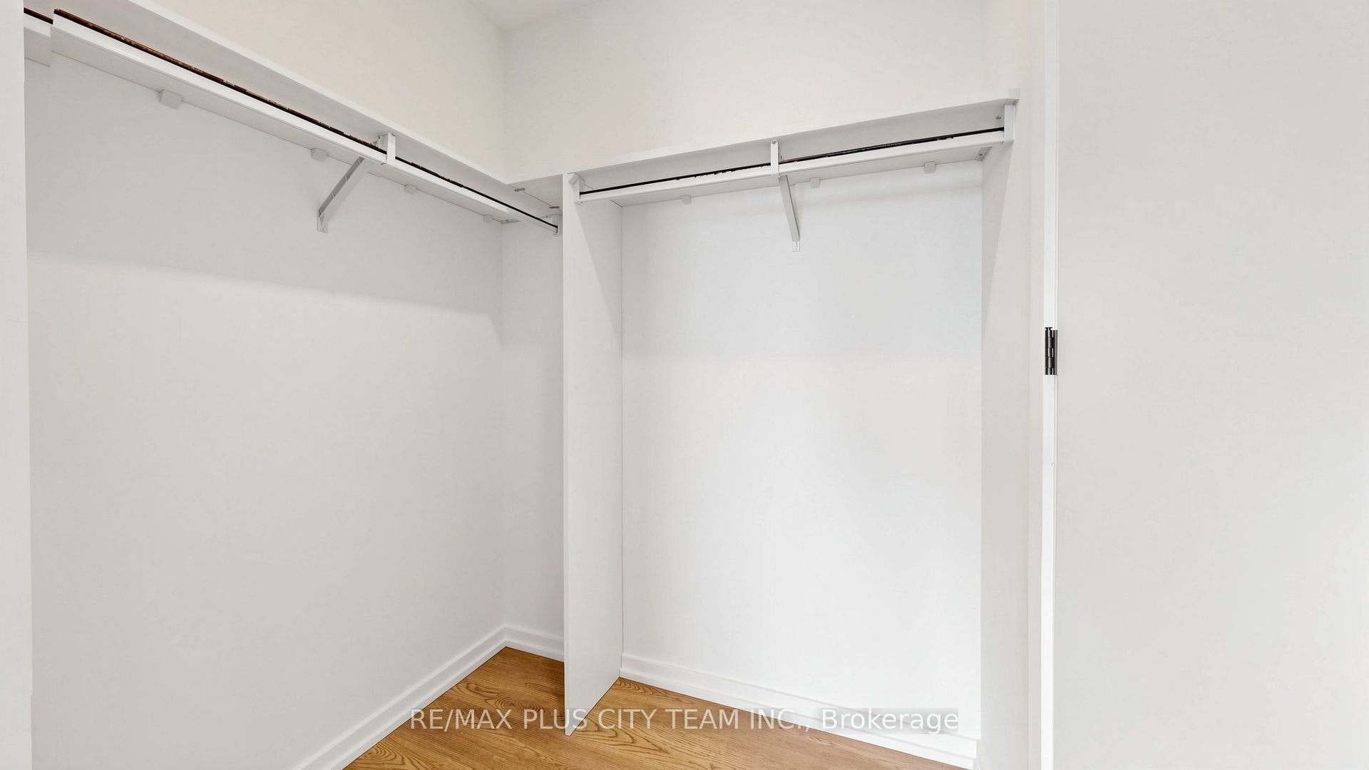 109 Erskine Avenue 1703 Property Photo 7