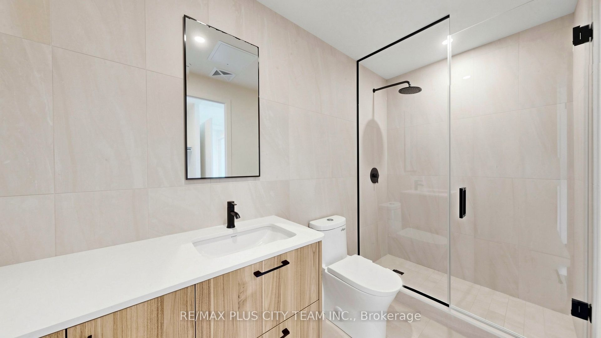 109 Erskine Avenue 1703 Property Photo 8