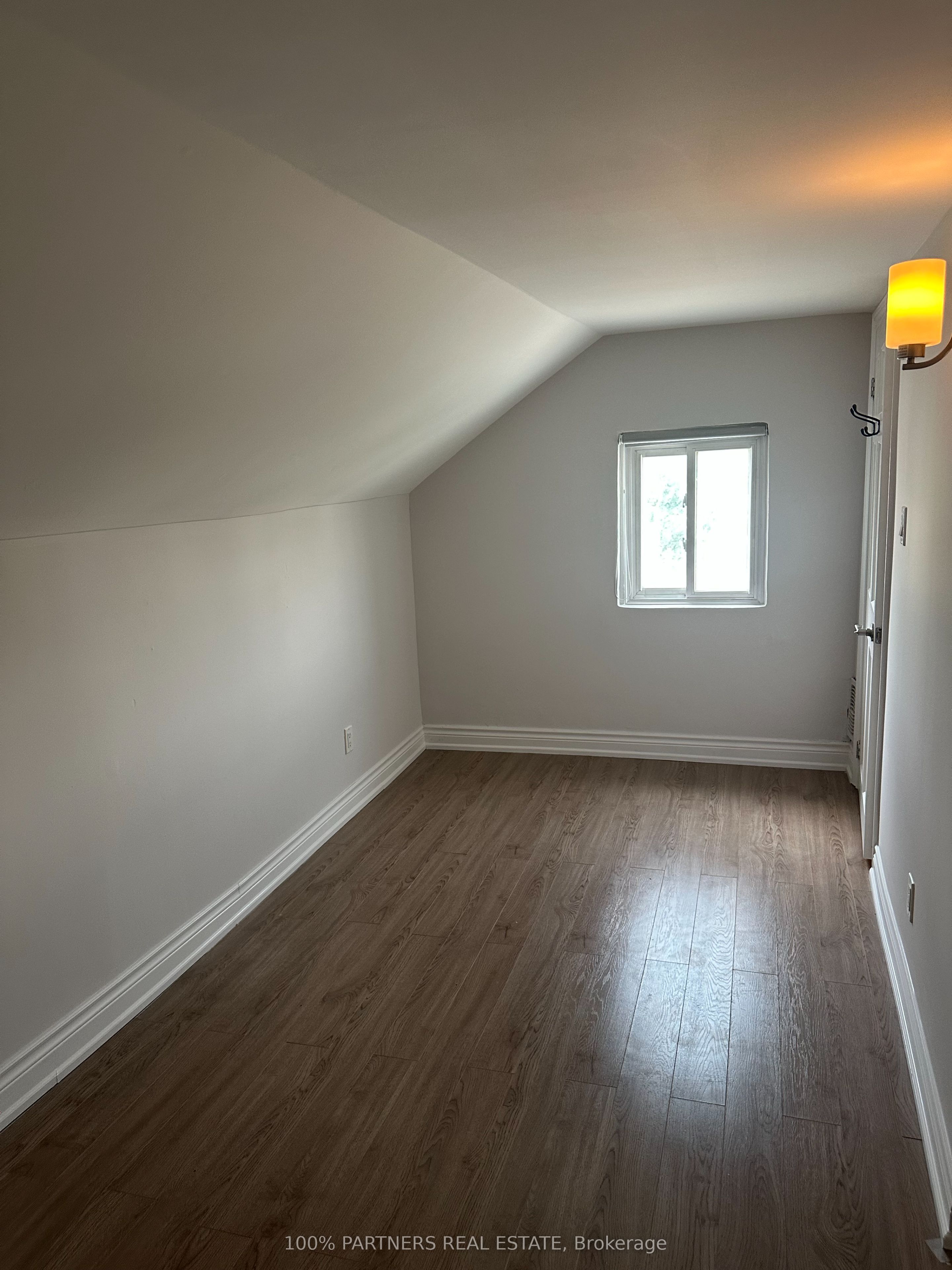 210 Bellwoods Avenue Property Photo 11