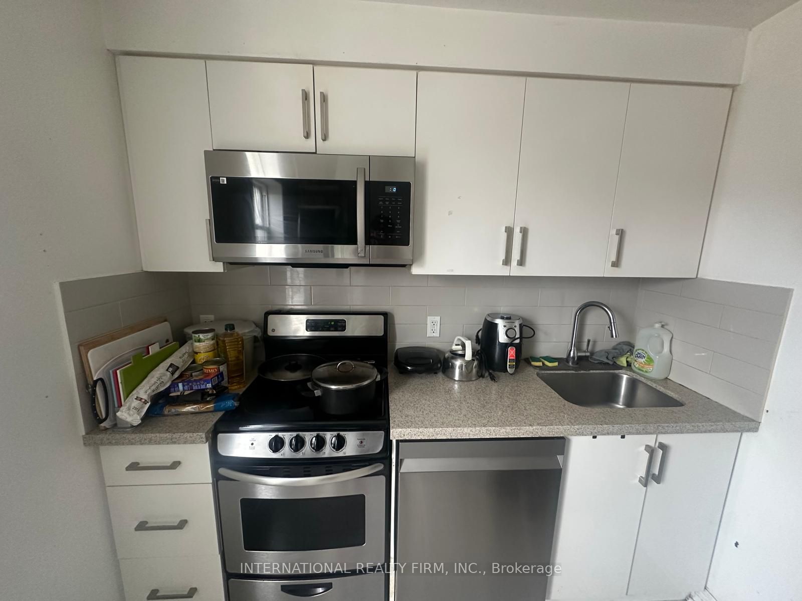 161 Montrose Avenue 2 Property Photo 6