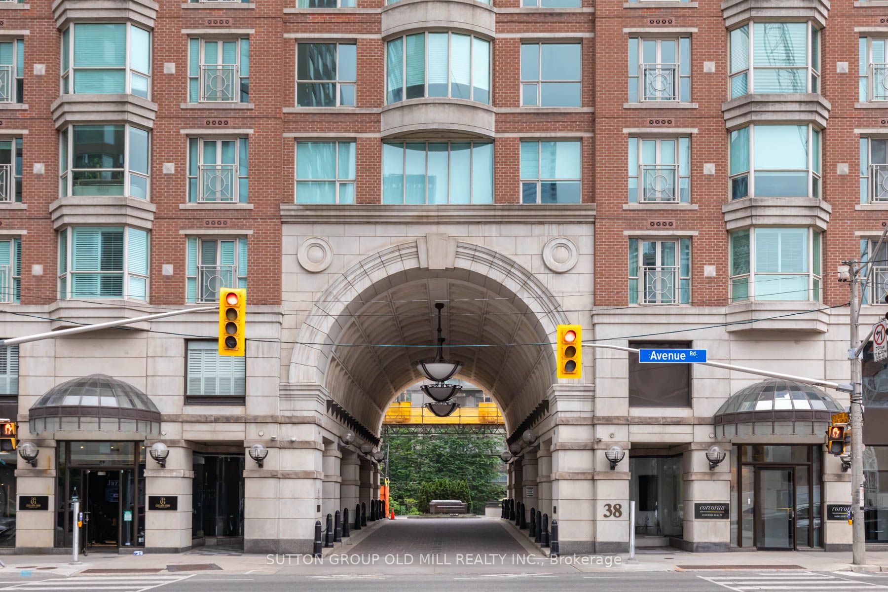 38 Avenue Road 700