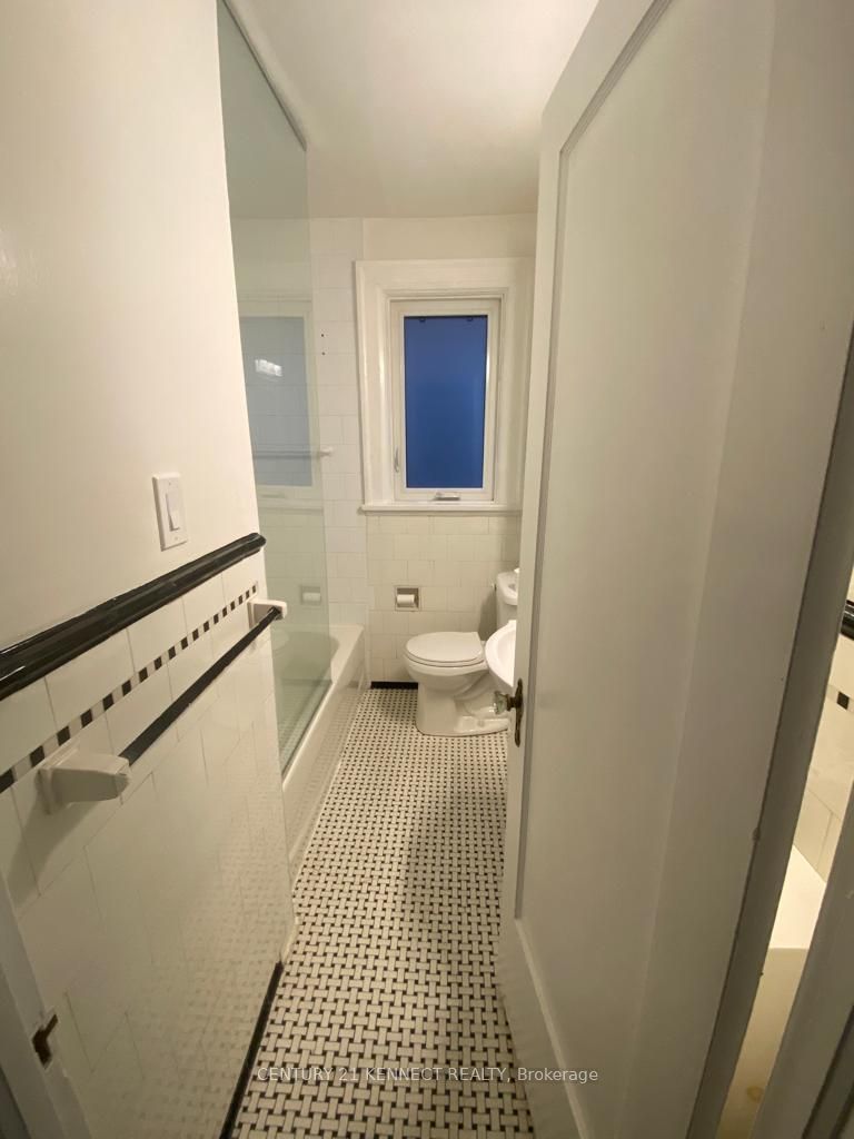 1102 Avenue Road Upper Property Photo 7