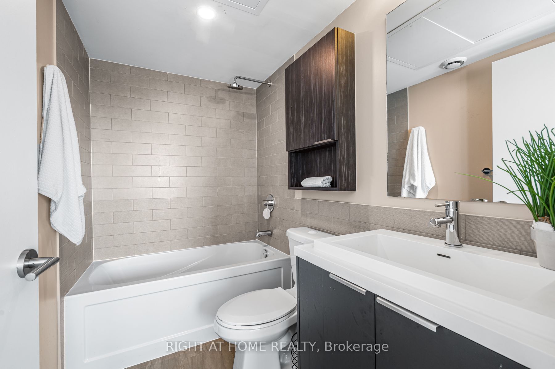 6 Sonic Way 1405 Property Photo 8