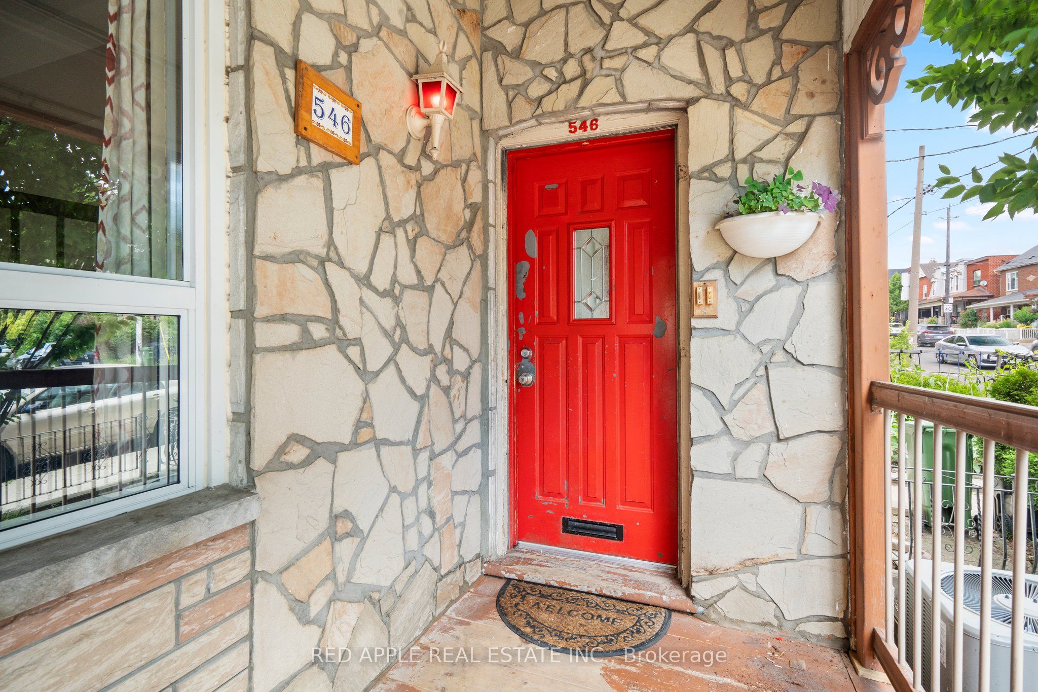 546 Dufferin Street Property Photo 3