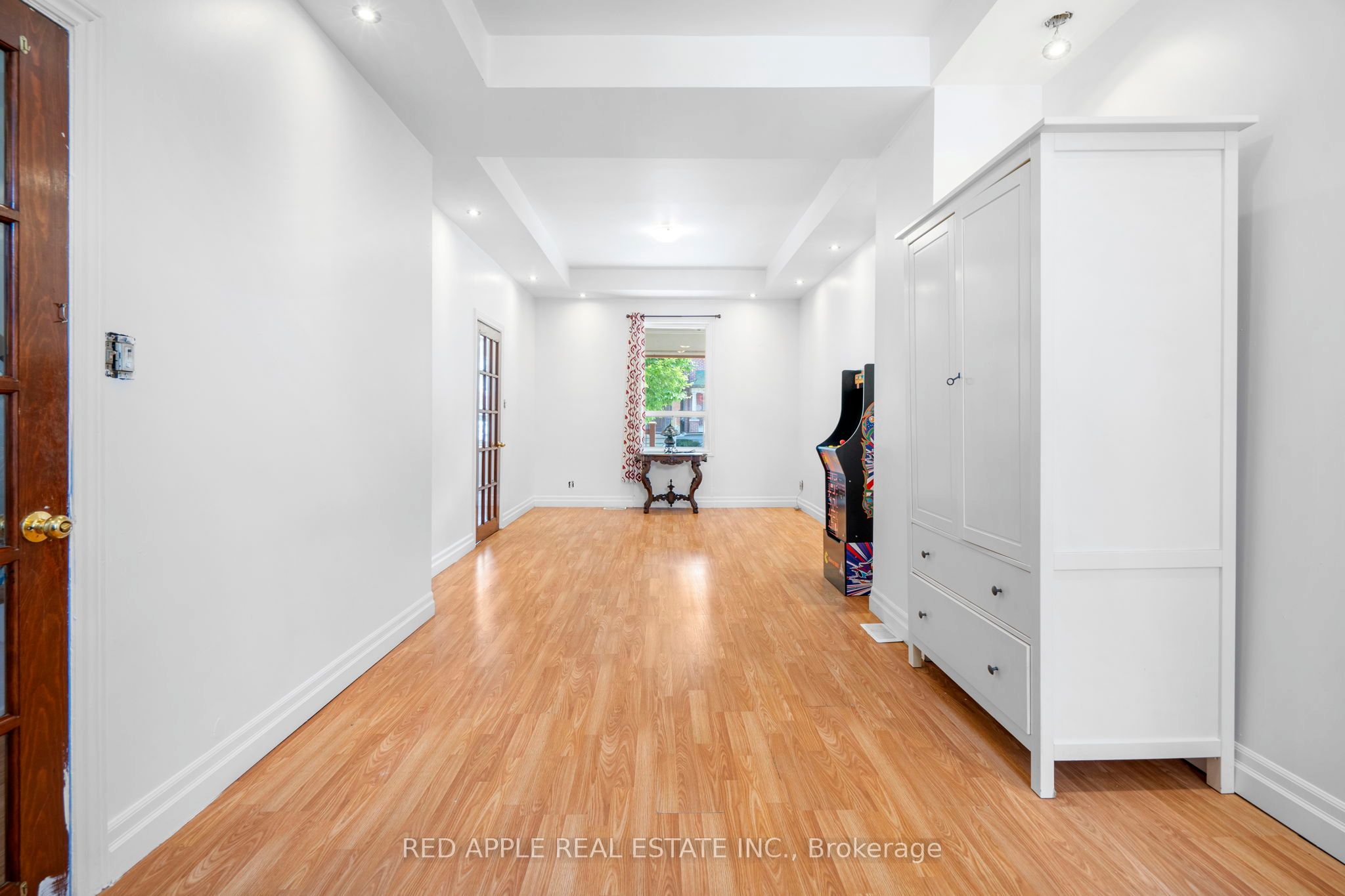 546 Dufferin Street Property Photo 5