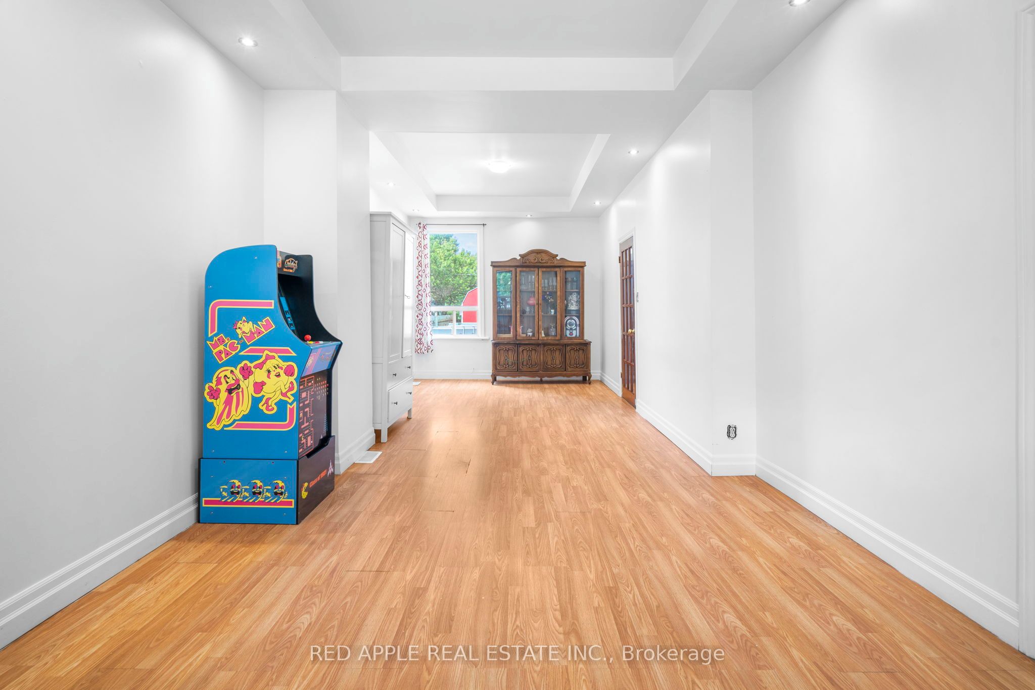 546 Dufferin Street Property Photo 6