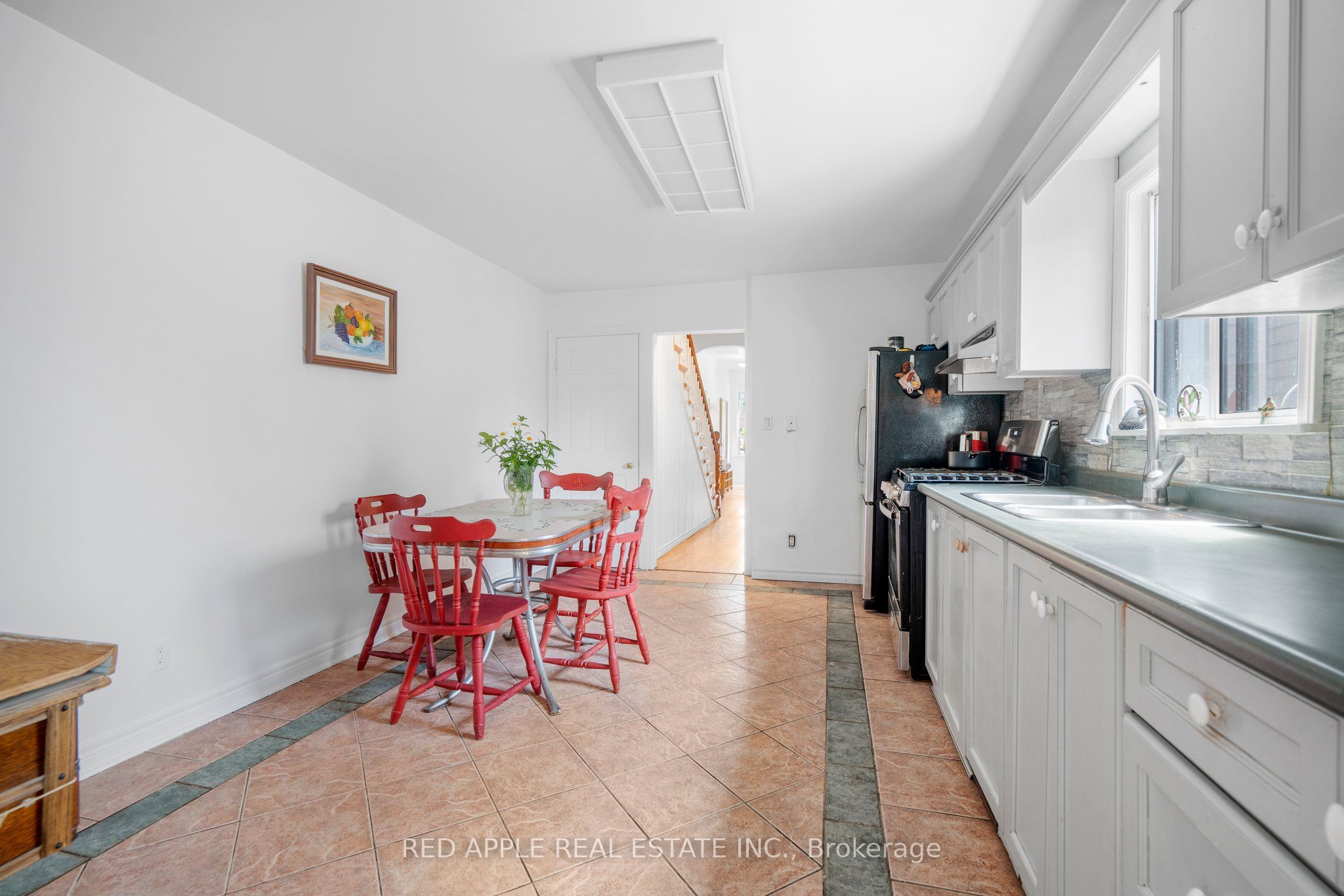 546 Dufferin Street Property Photo 8