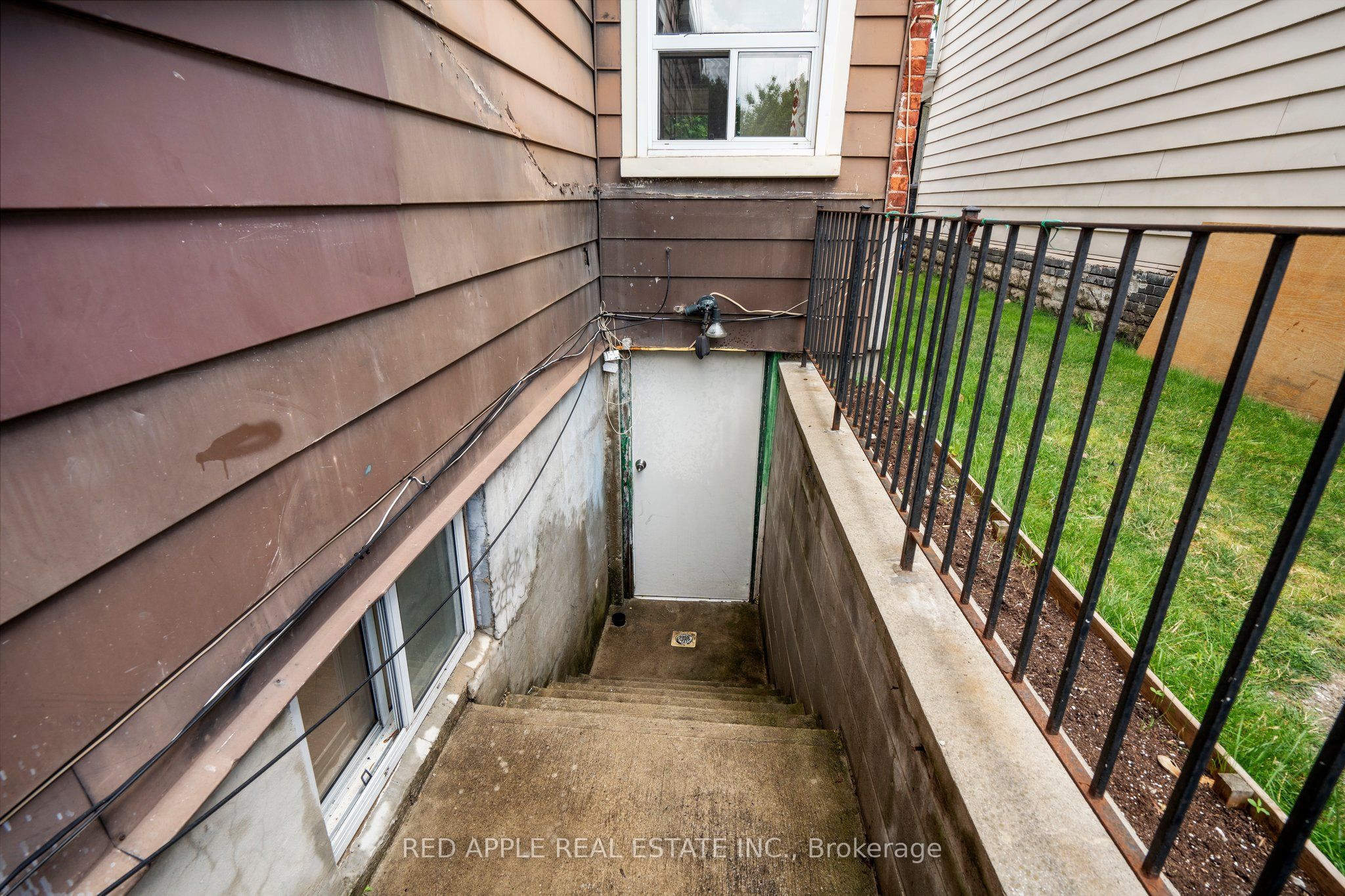 546 Dufferin Street Property Photo 26