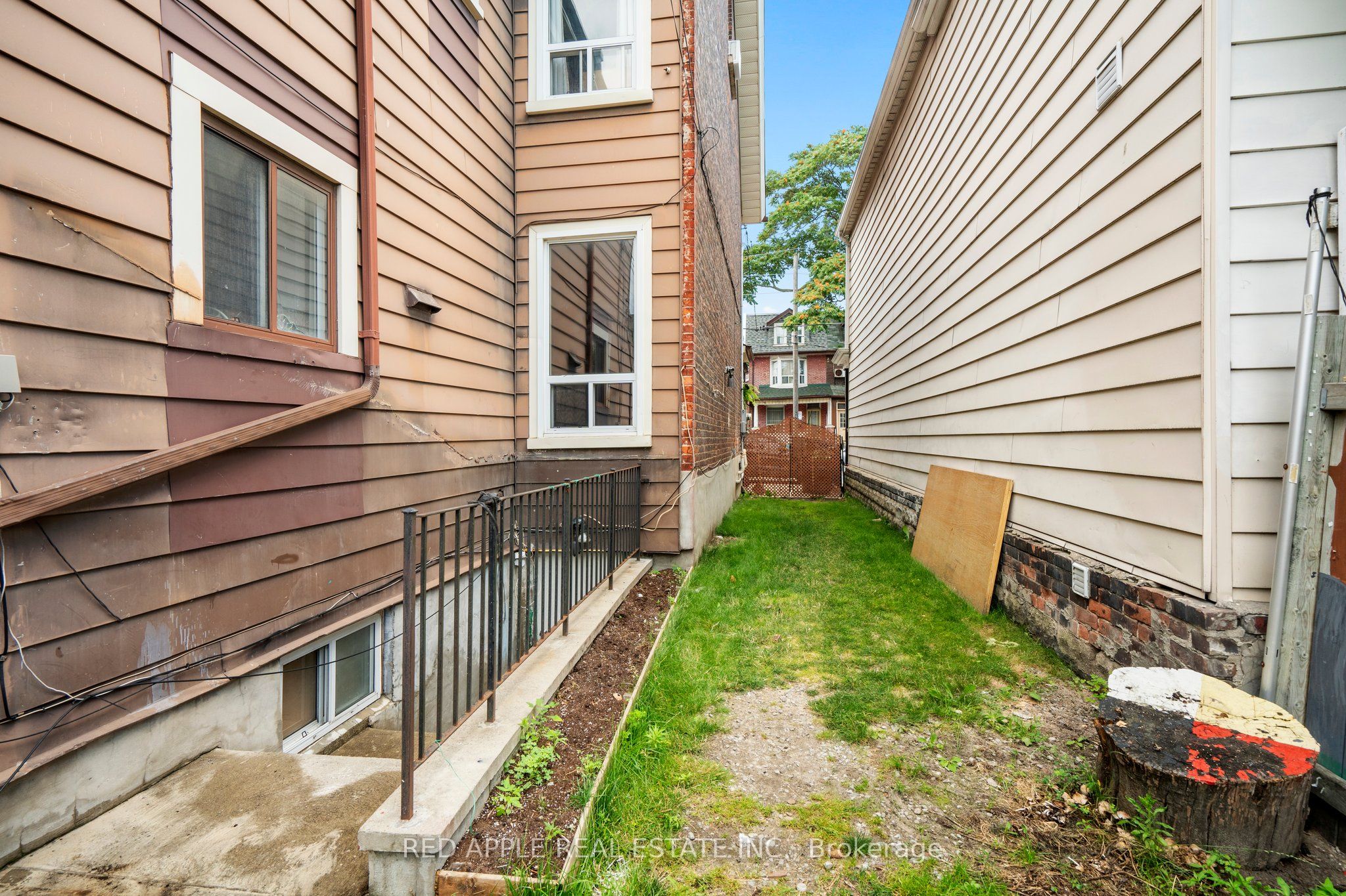 546 Dufferin Street Property Photo 27