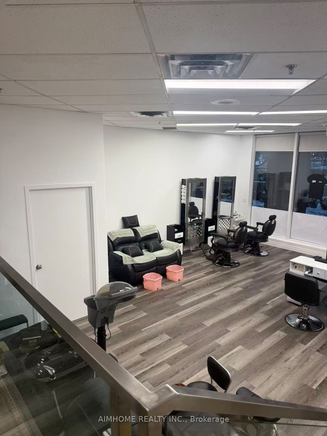 6a Yonge Street Property Photo 6