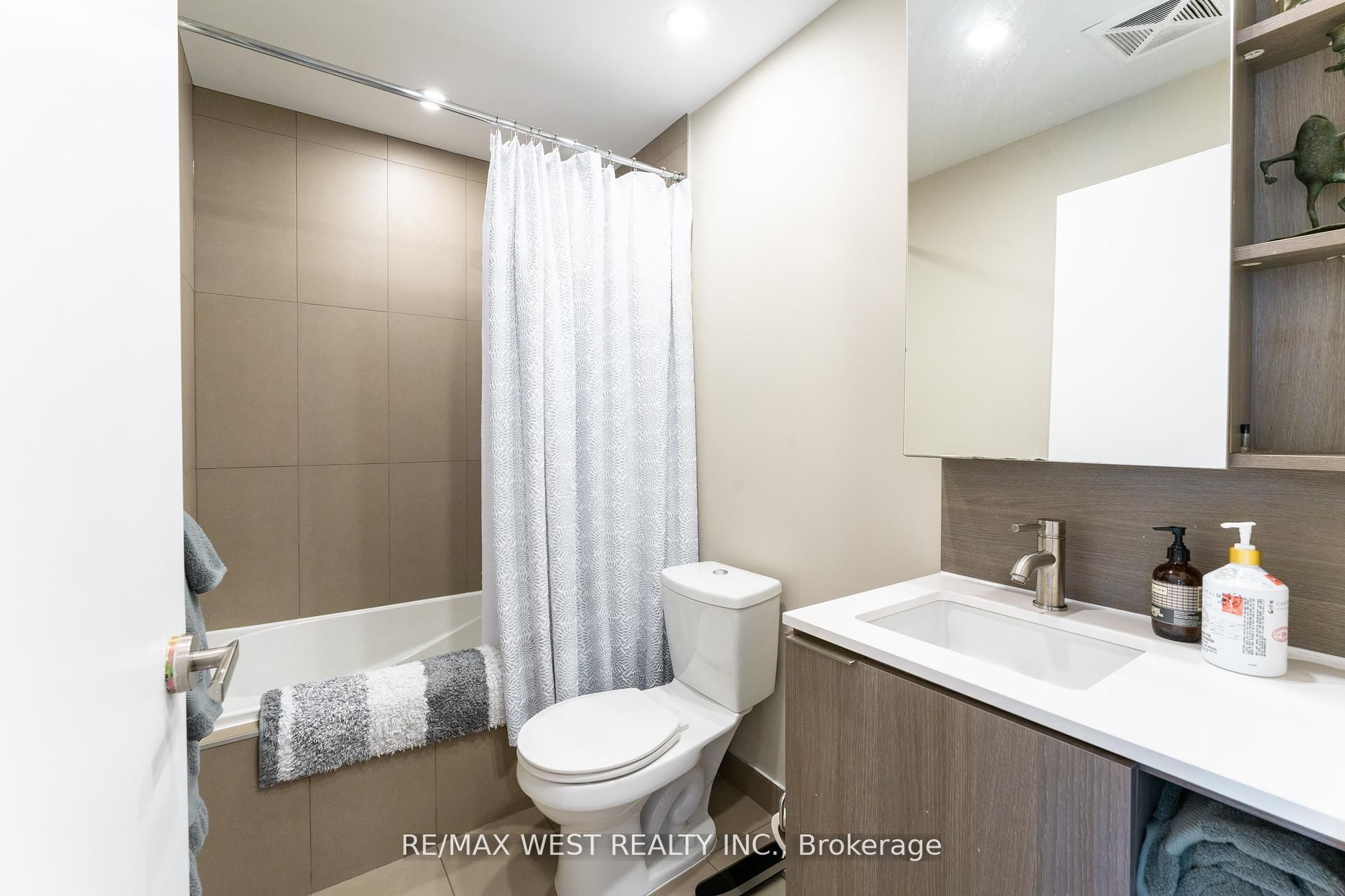 170 Sumach Street 507 Property Photo 6