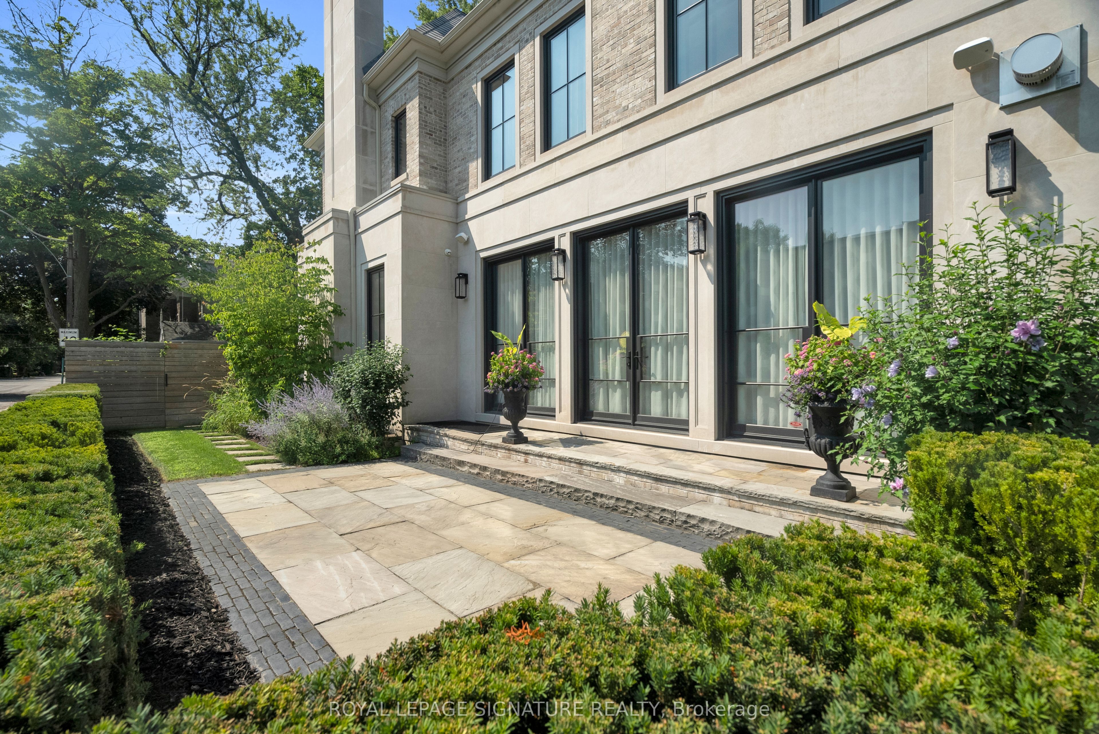207 Strathallan Boulevard Property Photo 14