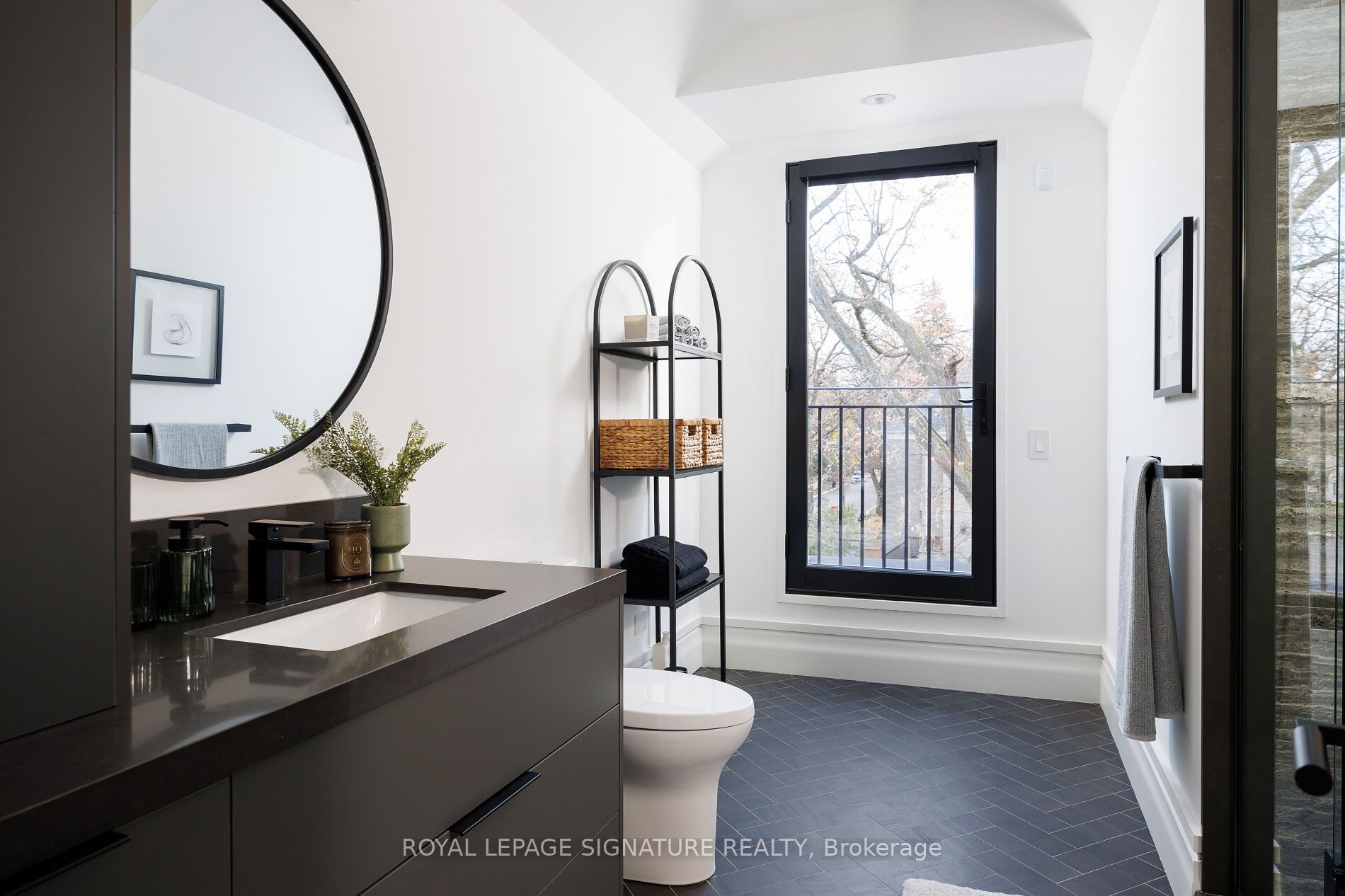 207 Strathallan Boulevard Property Photo 39