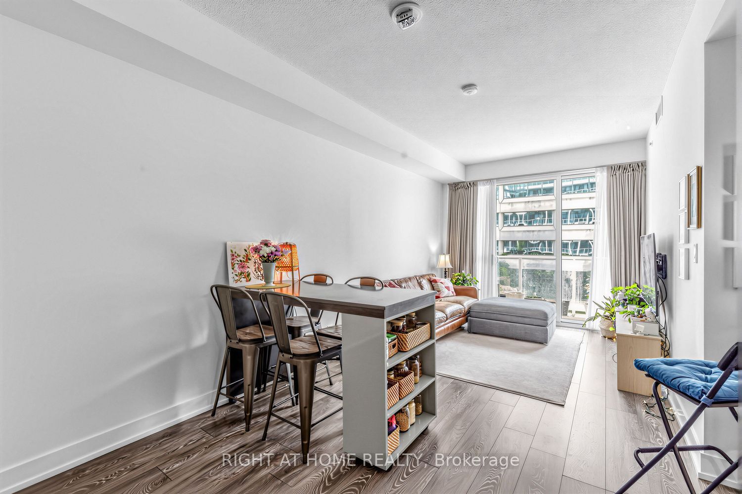 180 Fairview Mall Drive 202 Property Photo 3