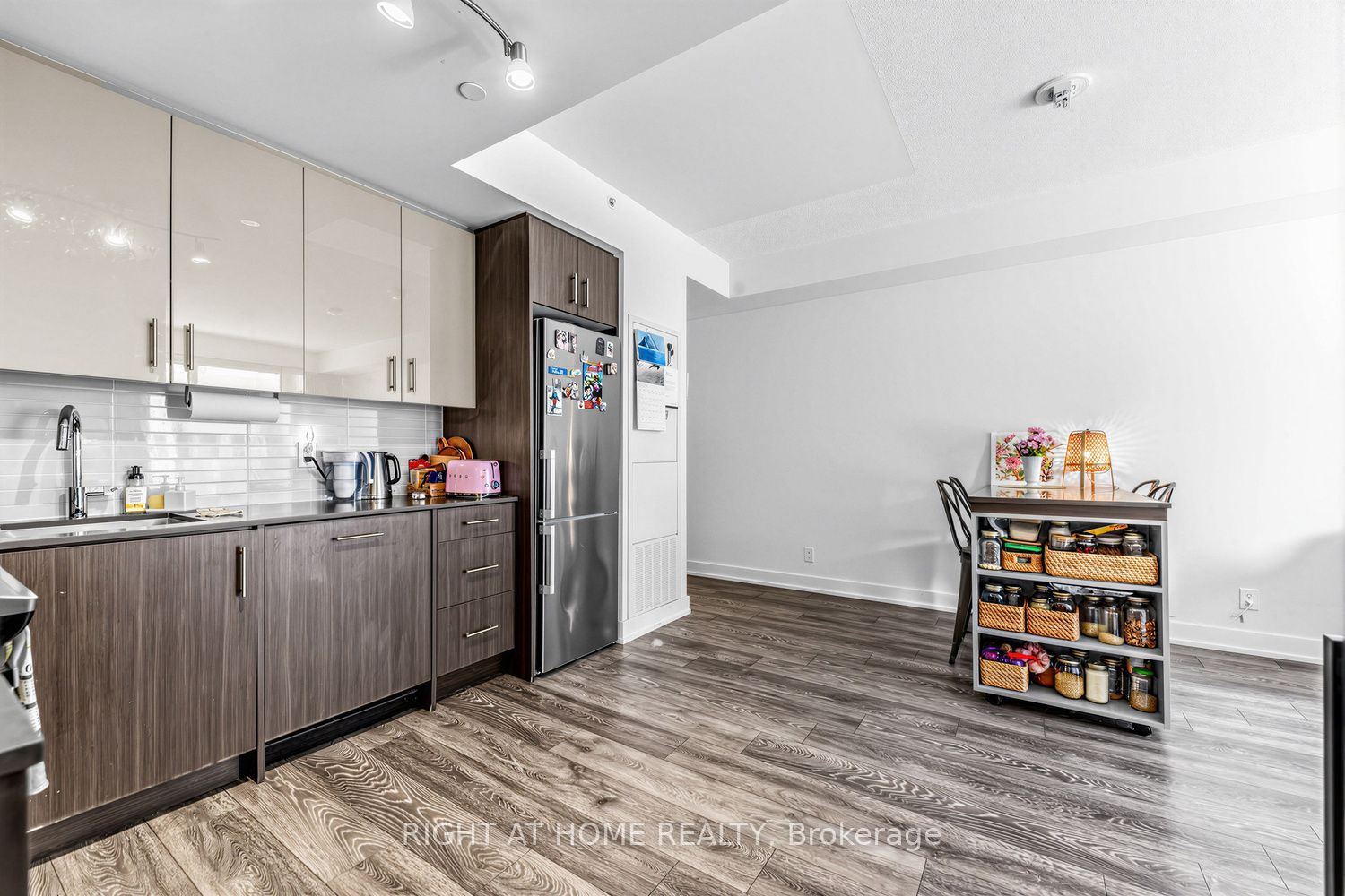 180 Fairview Mall Drive 202 Property Photo 12
