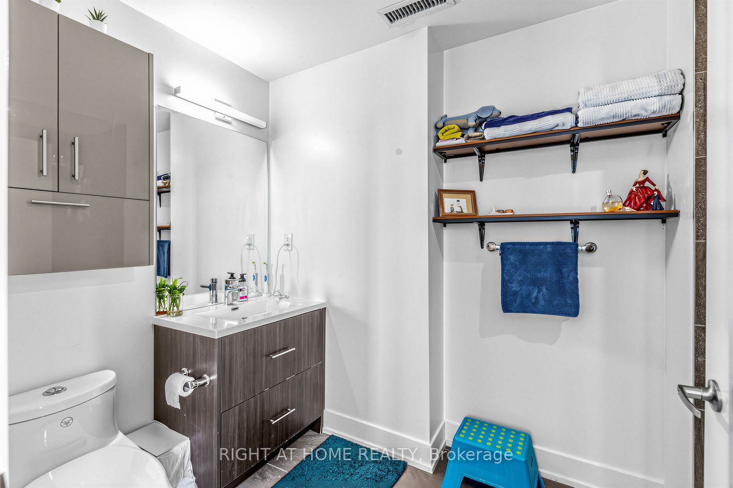 180 Fairview Mall Drive 202 Property Photo 15