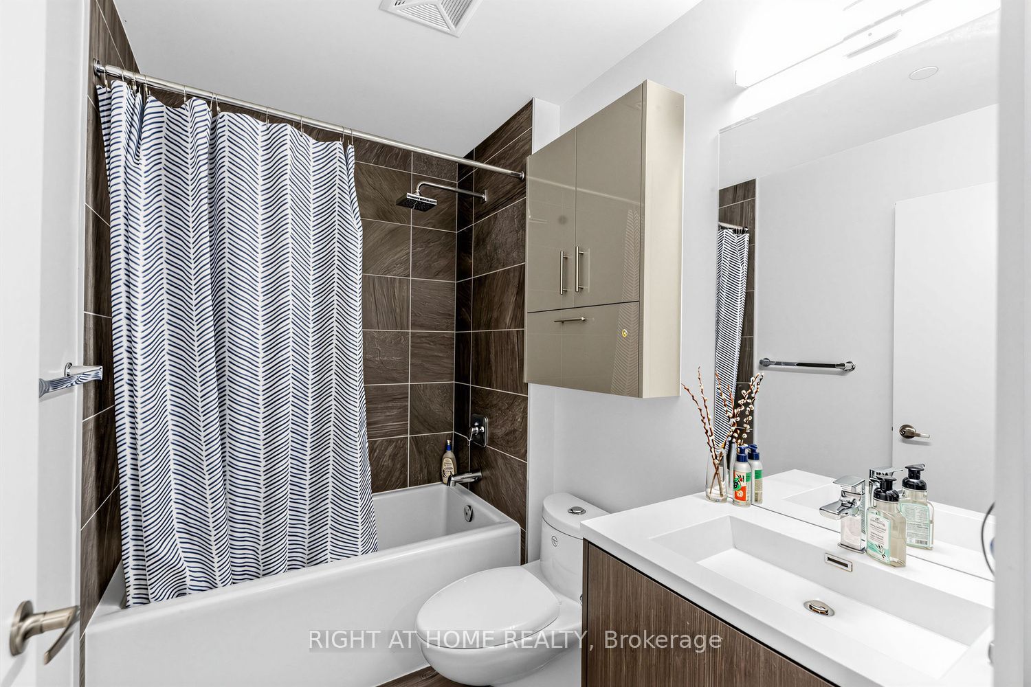 180 Fairview Mall Drive 202 Property Photo 19