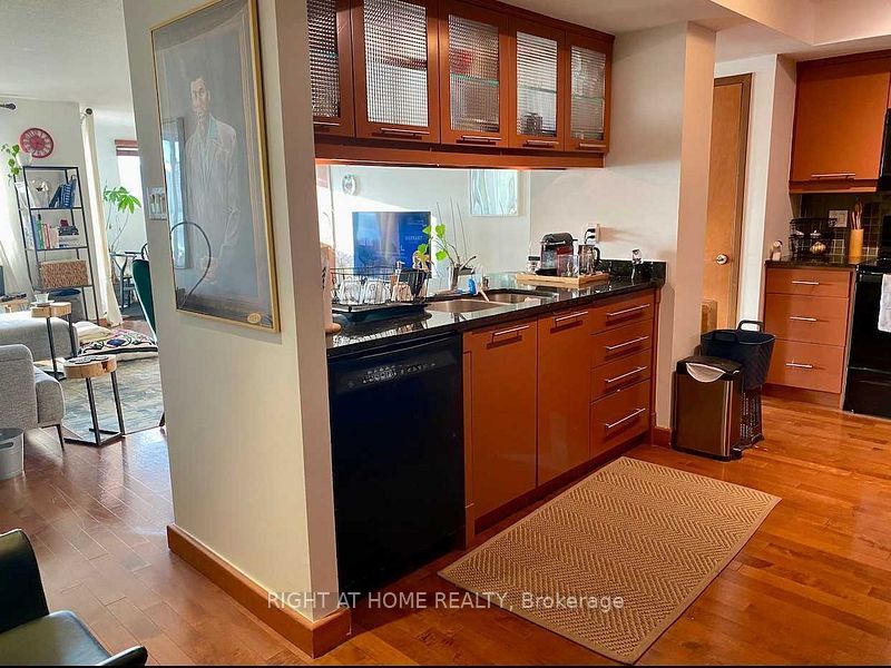 99 Harbour Square 2012 Property Photo 8