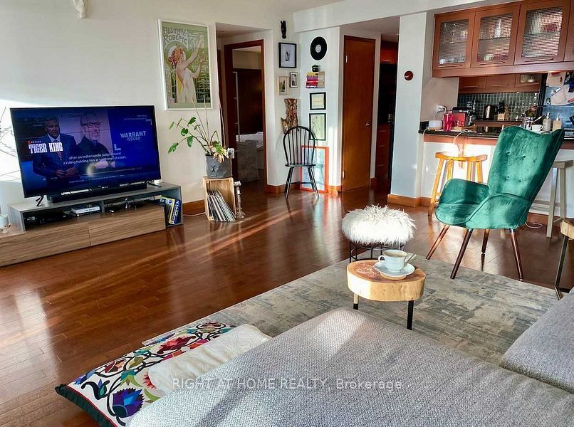 99 Harbour Square 2012 Property Photo 13