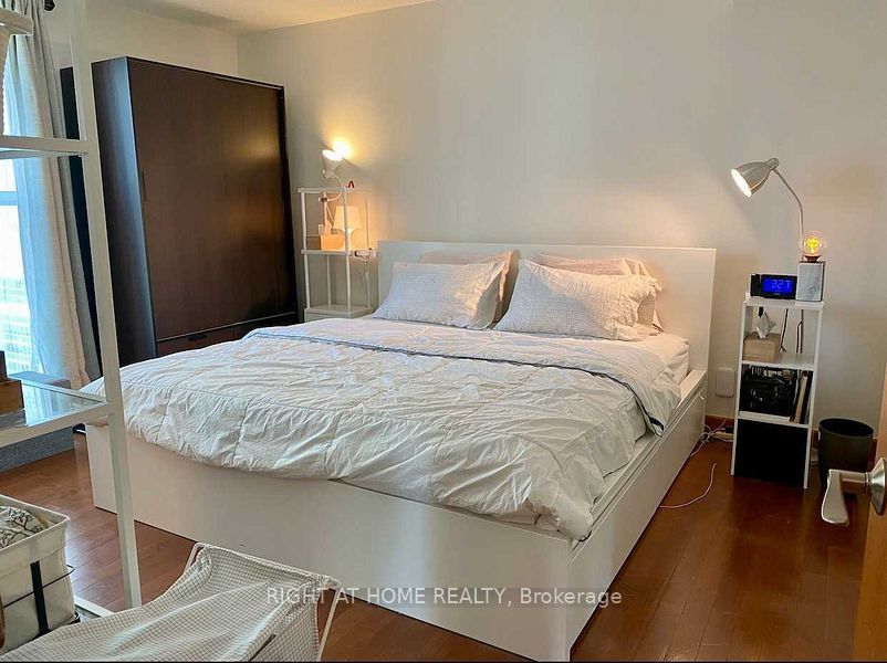 99 Harbour Square 2012 Property Photo 15