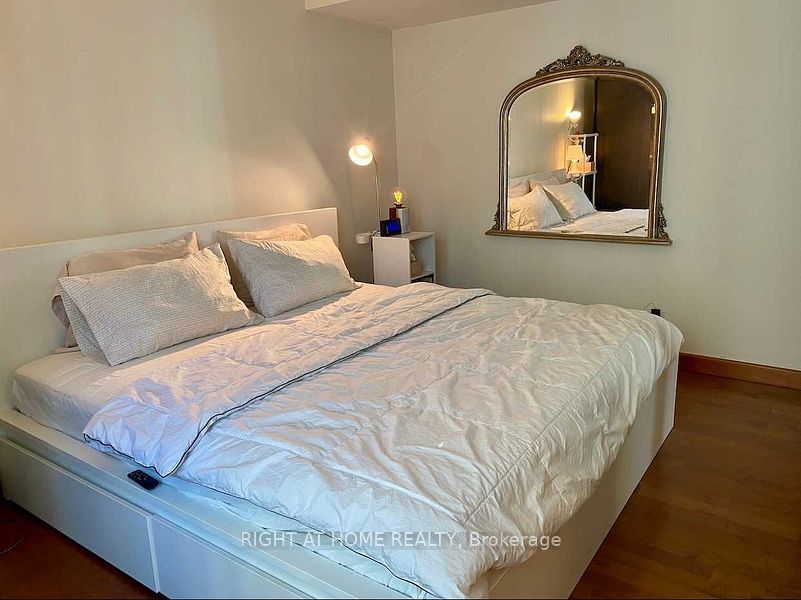 99 Harbour Square 2012 Property Photo 16