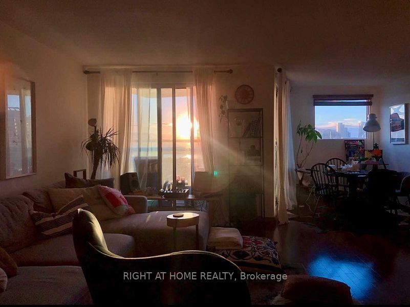 99 Harbour Square 2012 Property Photo 21