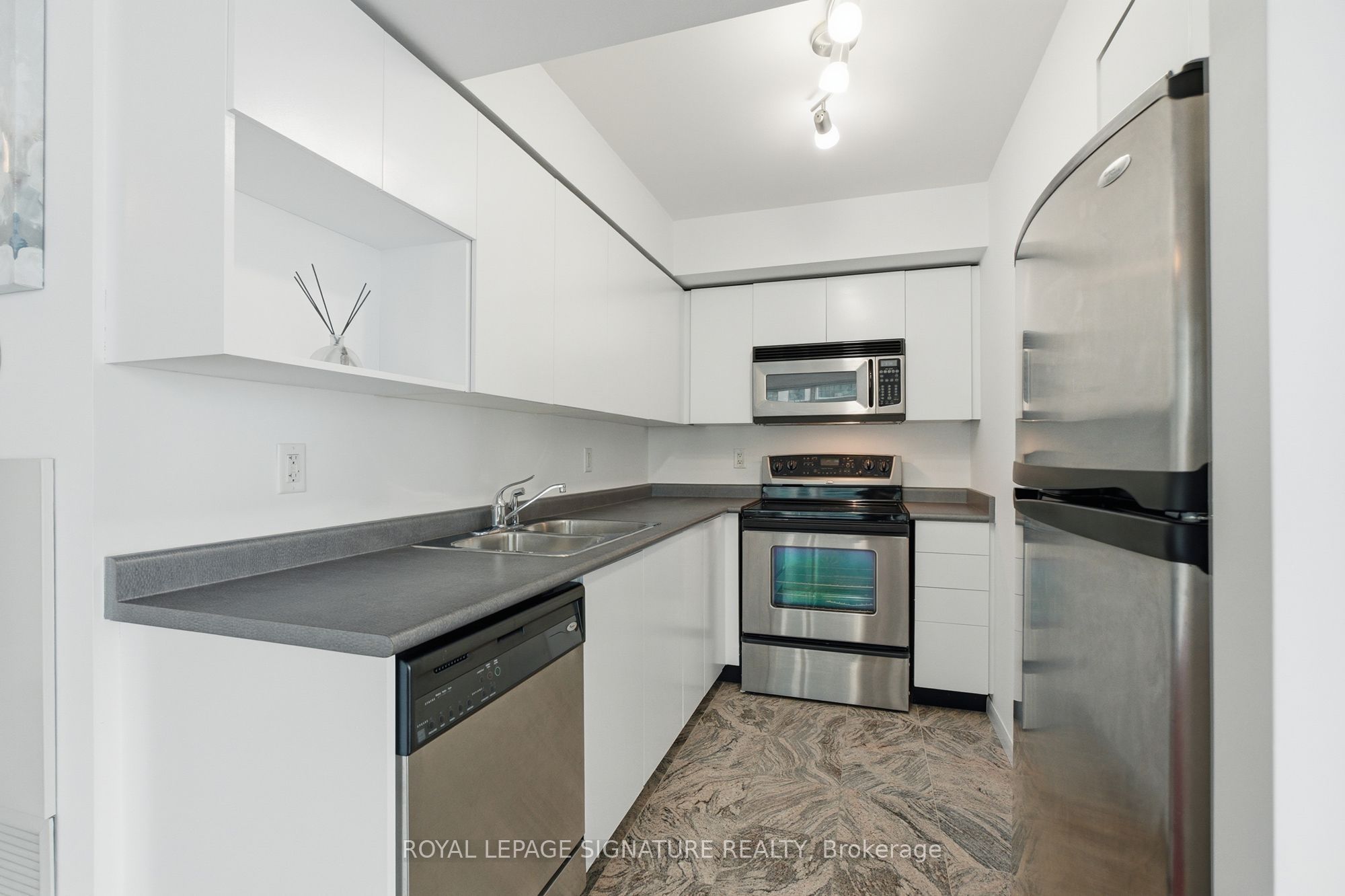 18 Yonge Street 2011 Property Photo 17