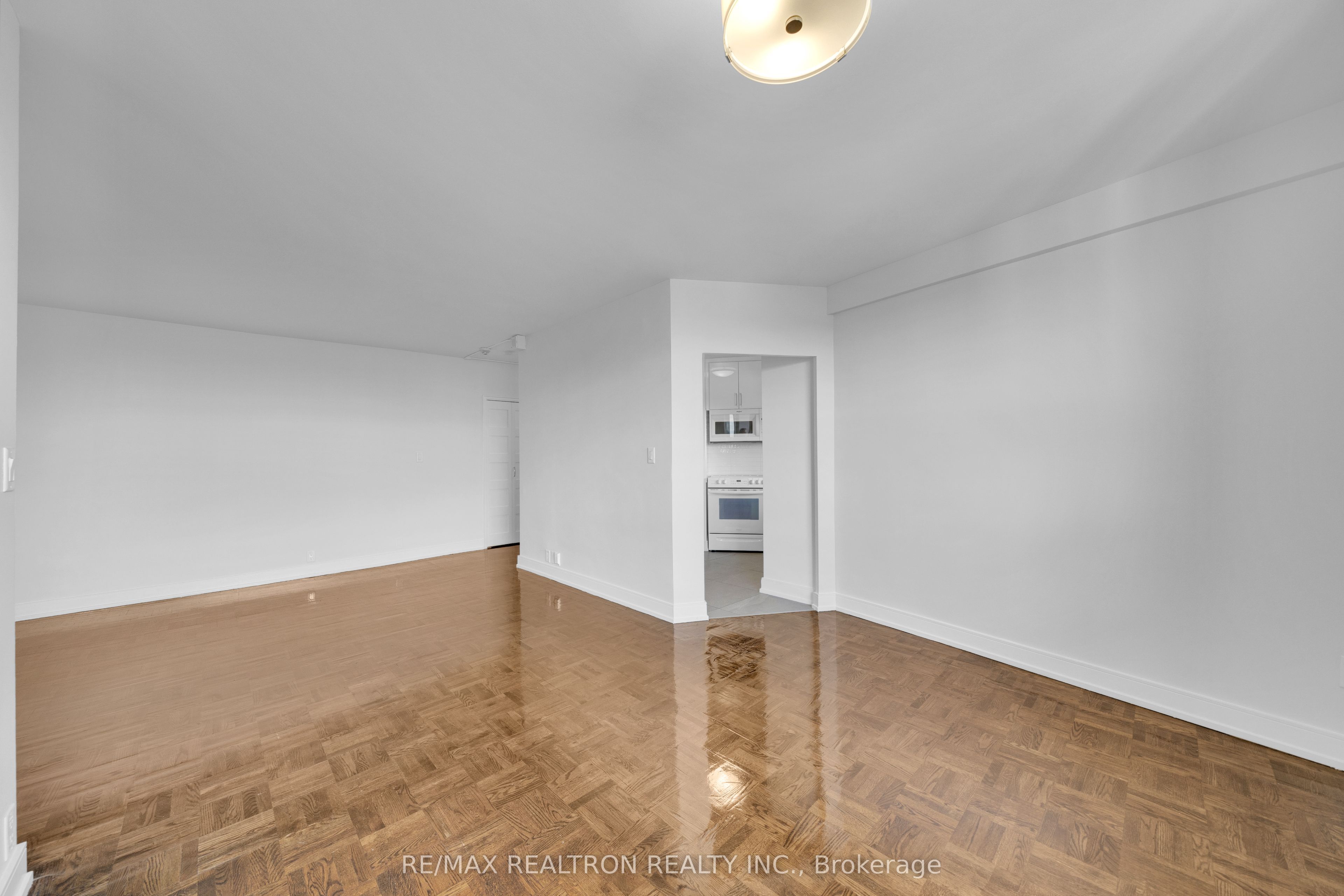 9 Deer Park Crescent 1602 Property Photo 3