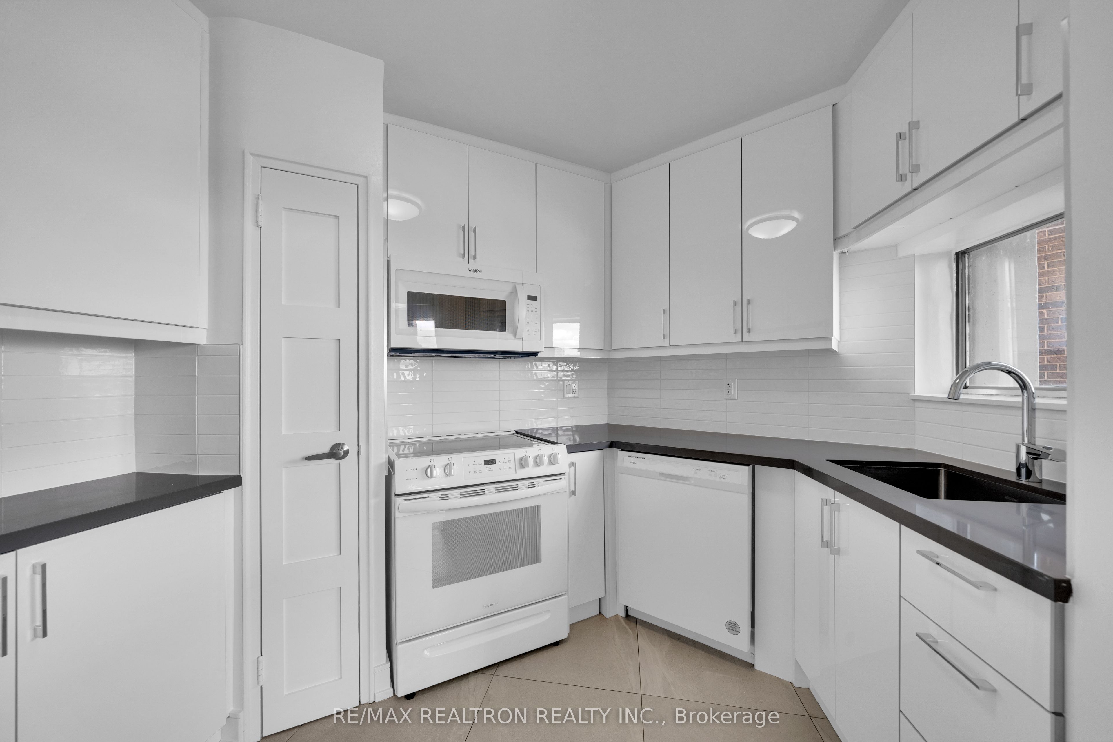9 Deer Park Crescent 1602 Property Photo 4