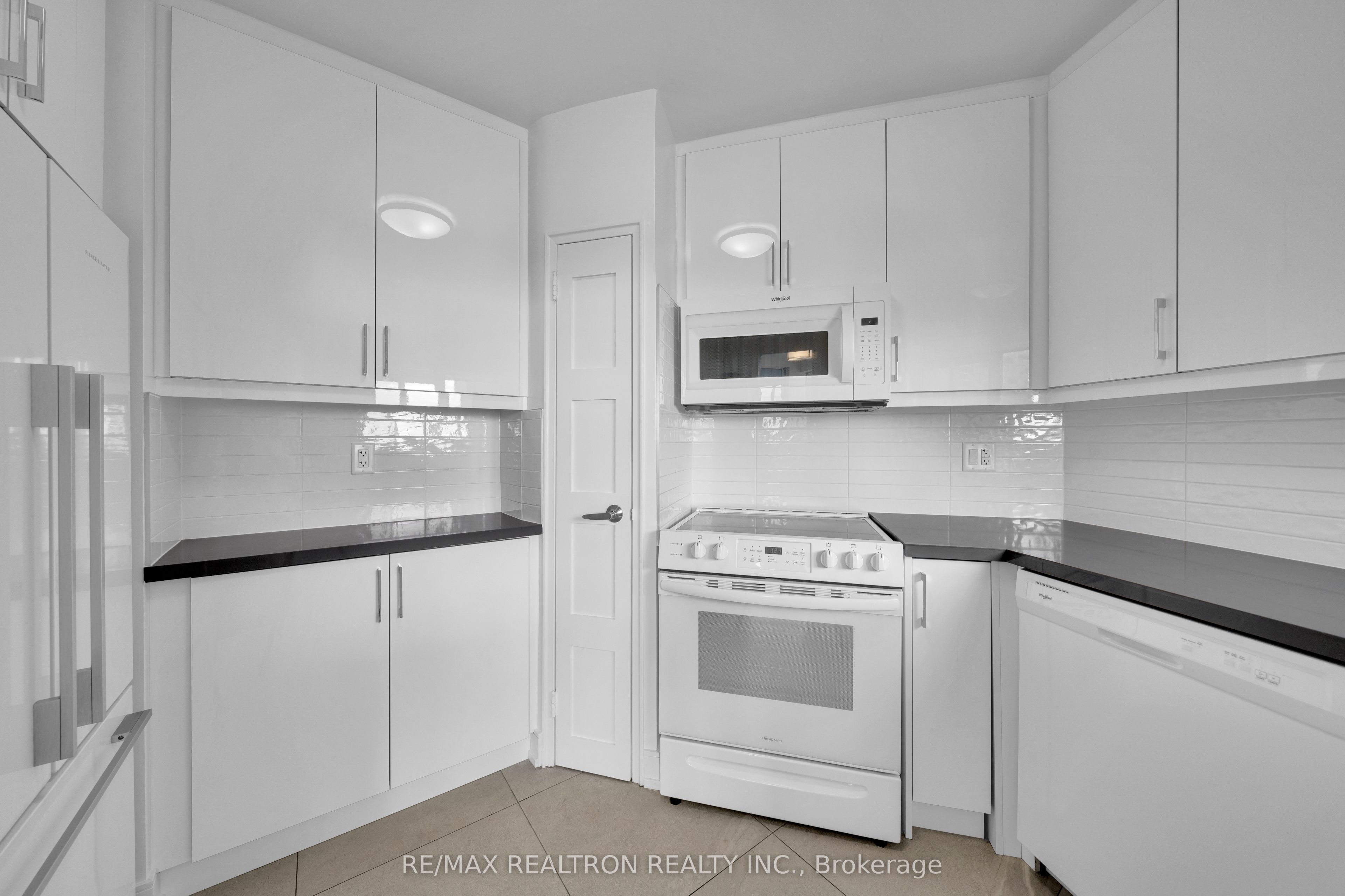 9 Deer Park Crescent 1602 Property Photo 5