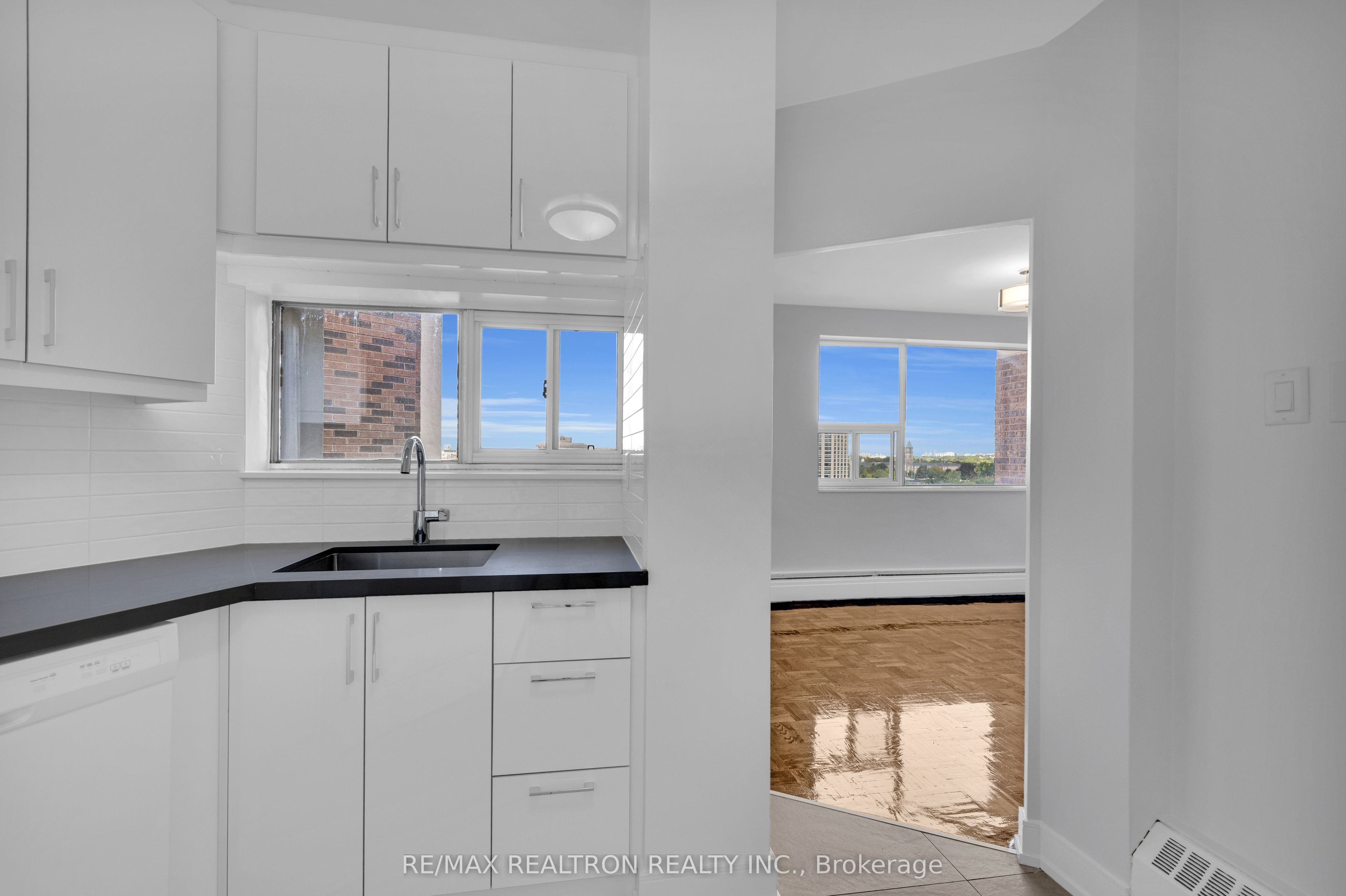 9 Deer Park Crescent 1602 Property Photo 6