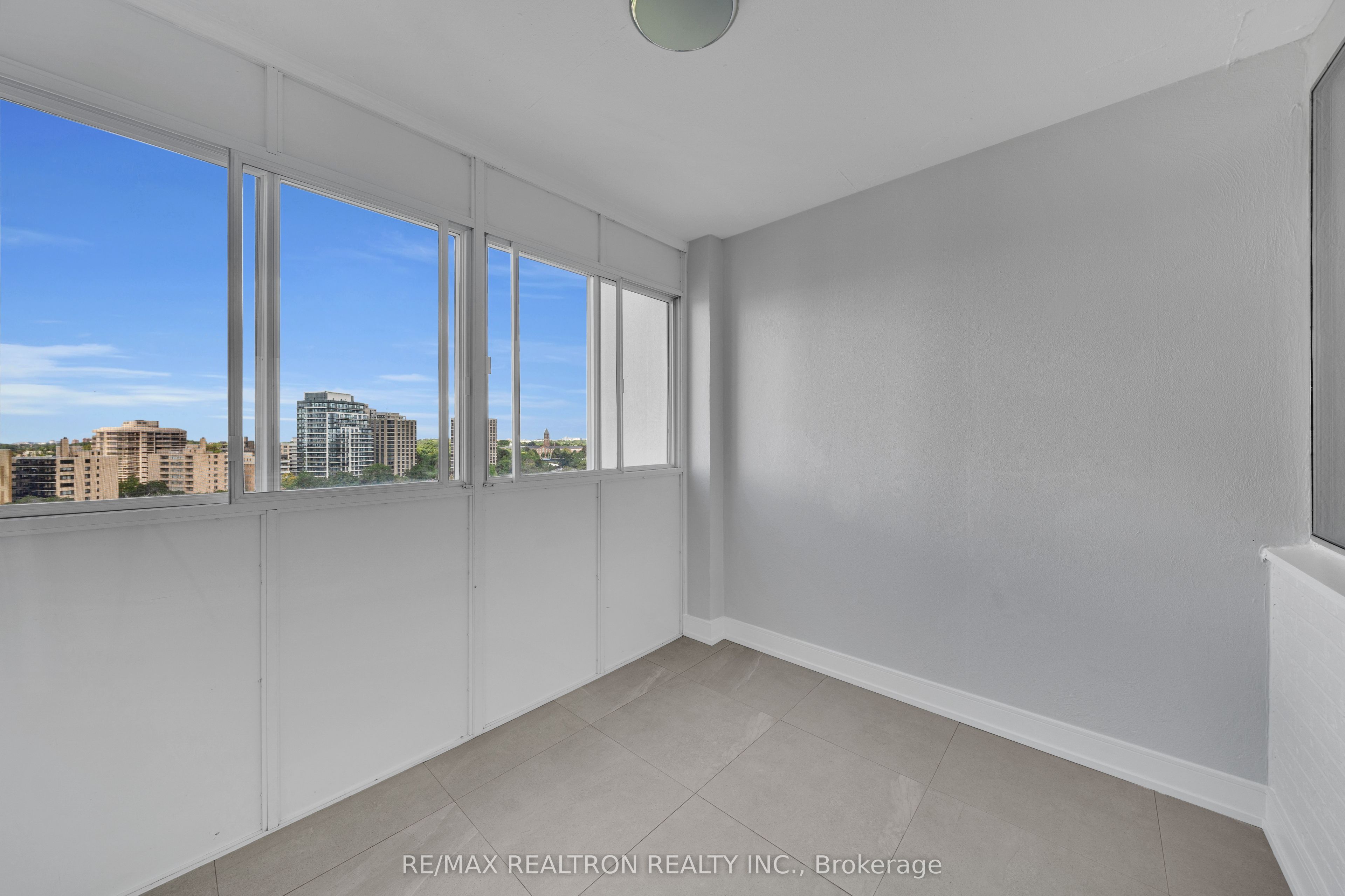 9 Deer Park Crescent 1602 Property Photo 7