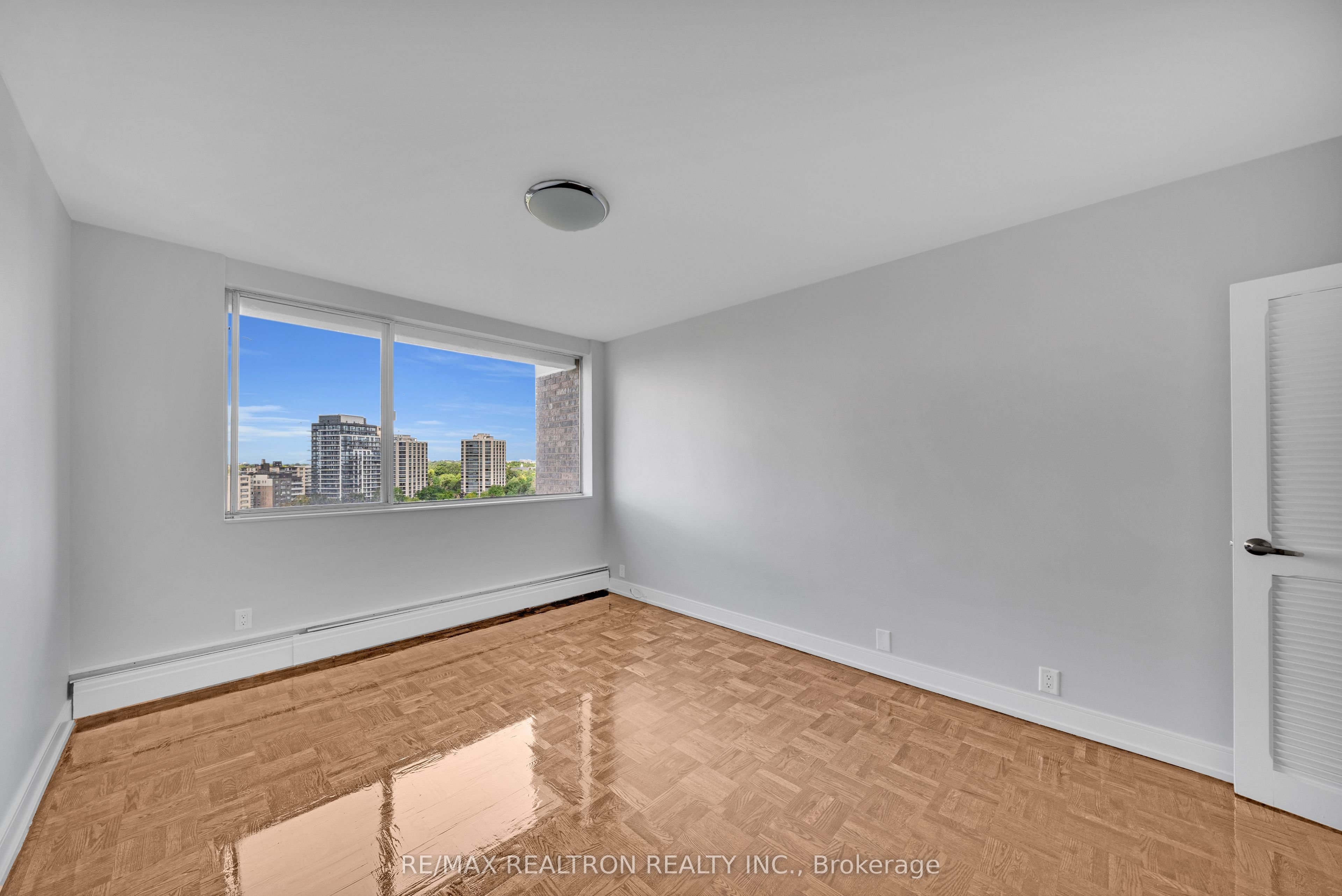 9 Deer Park Crescent 1602 Property Photo 8