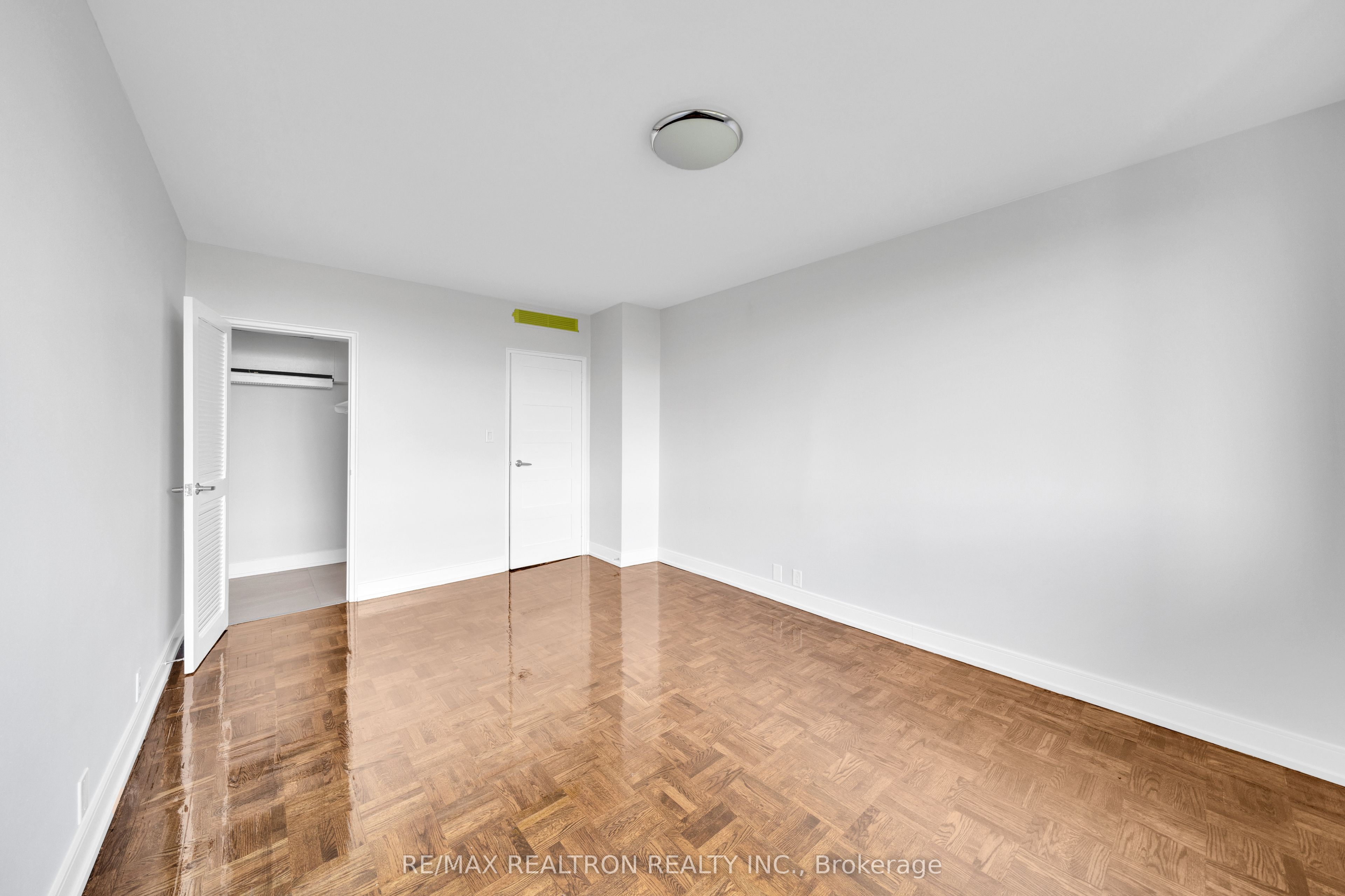 9 Deer Park Crescent 1602 Property Photo 9