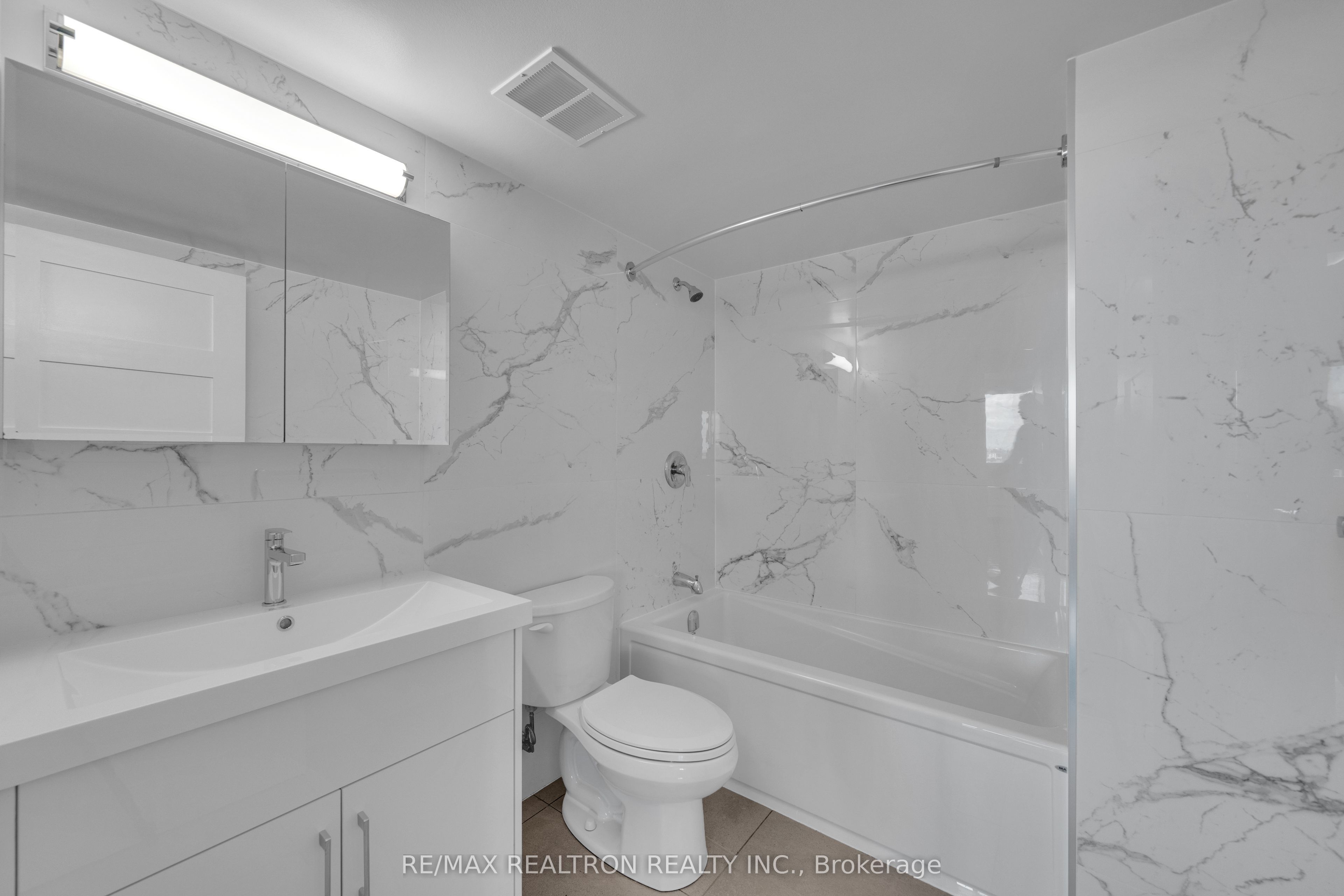 9 Deer Park Crescent 1602 Property Photo 10