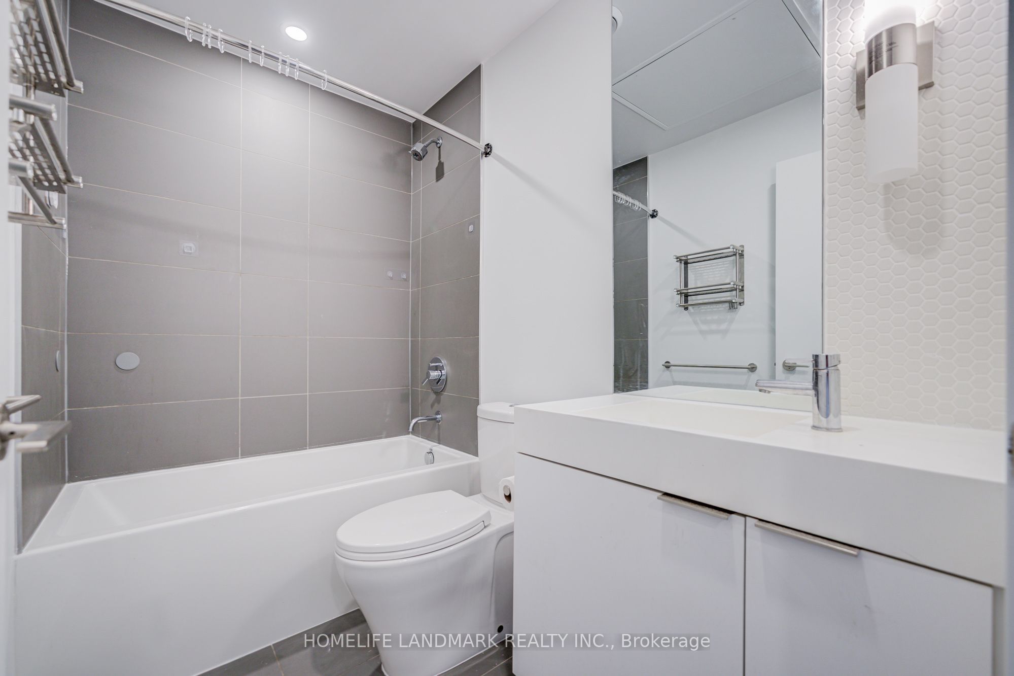 33 Helendale Avenue 601 Property Photo 6