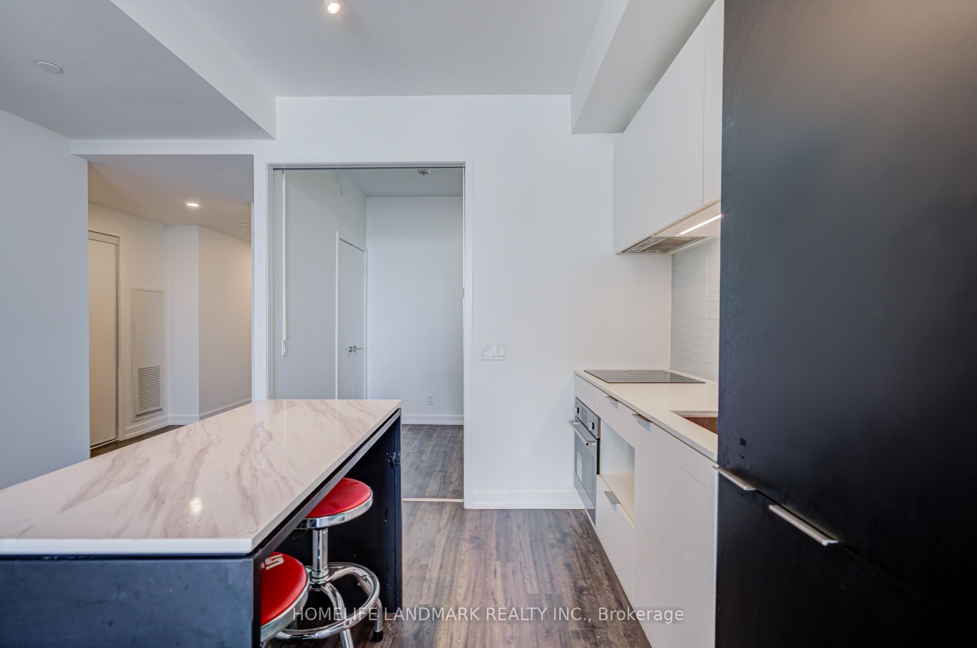 33 Helendale Avenue 601 Property Photo 13