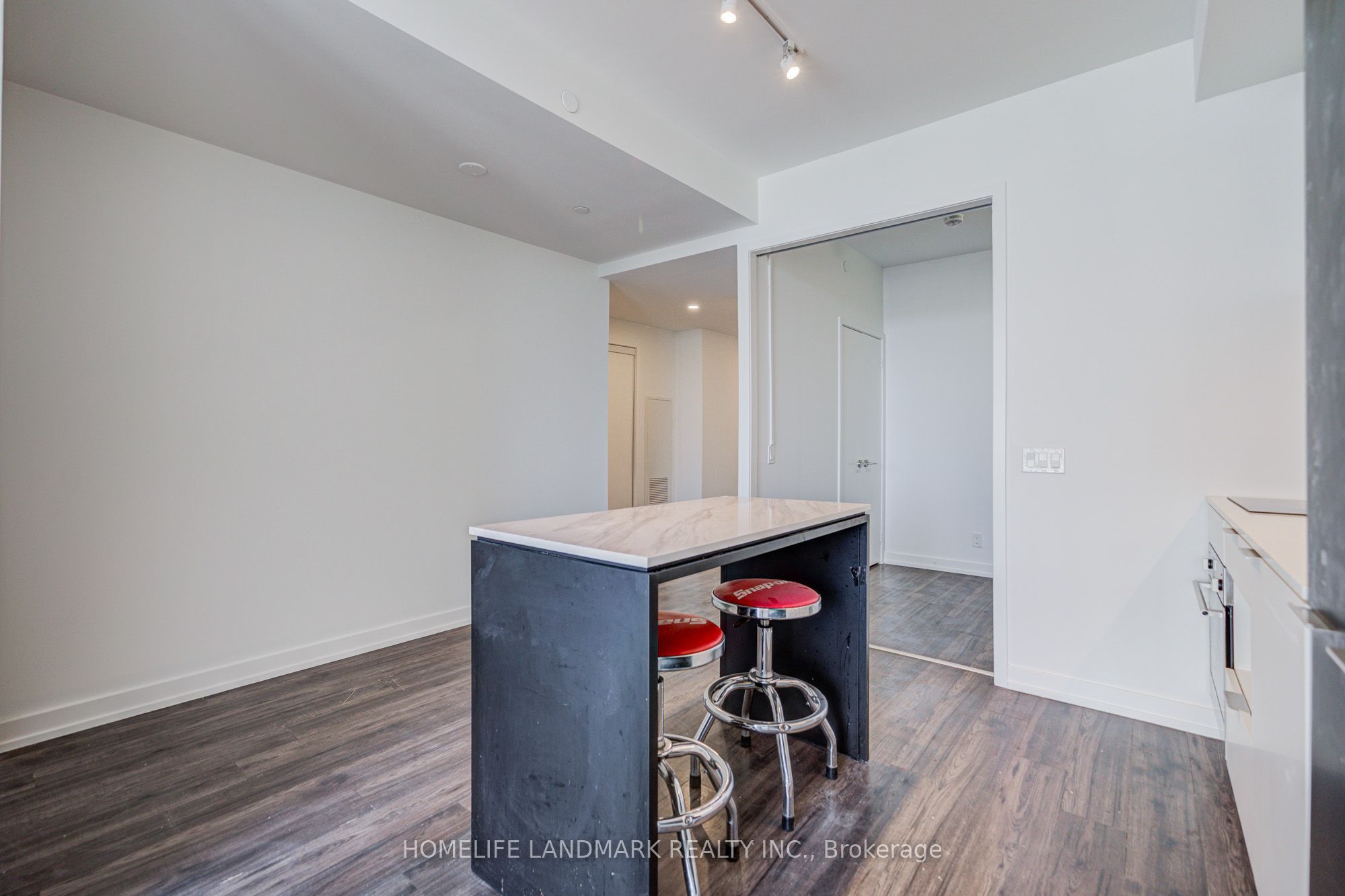 33 Helendale Avenue 601 Property Photo 14
