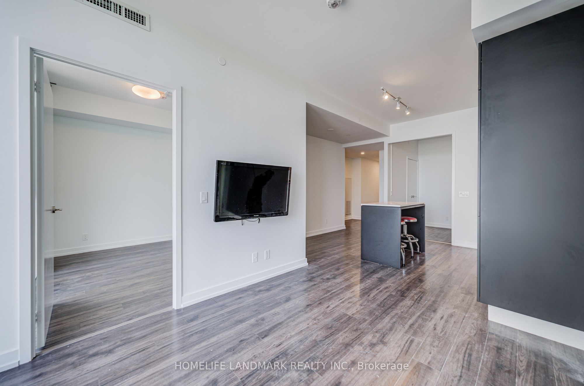 33 Helendale Avenue 601 Property Photo 19