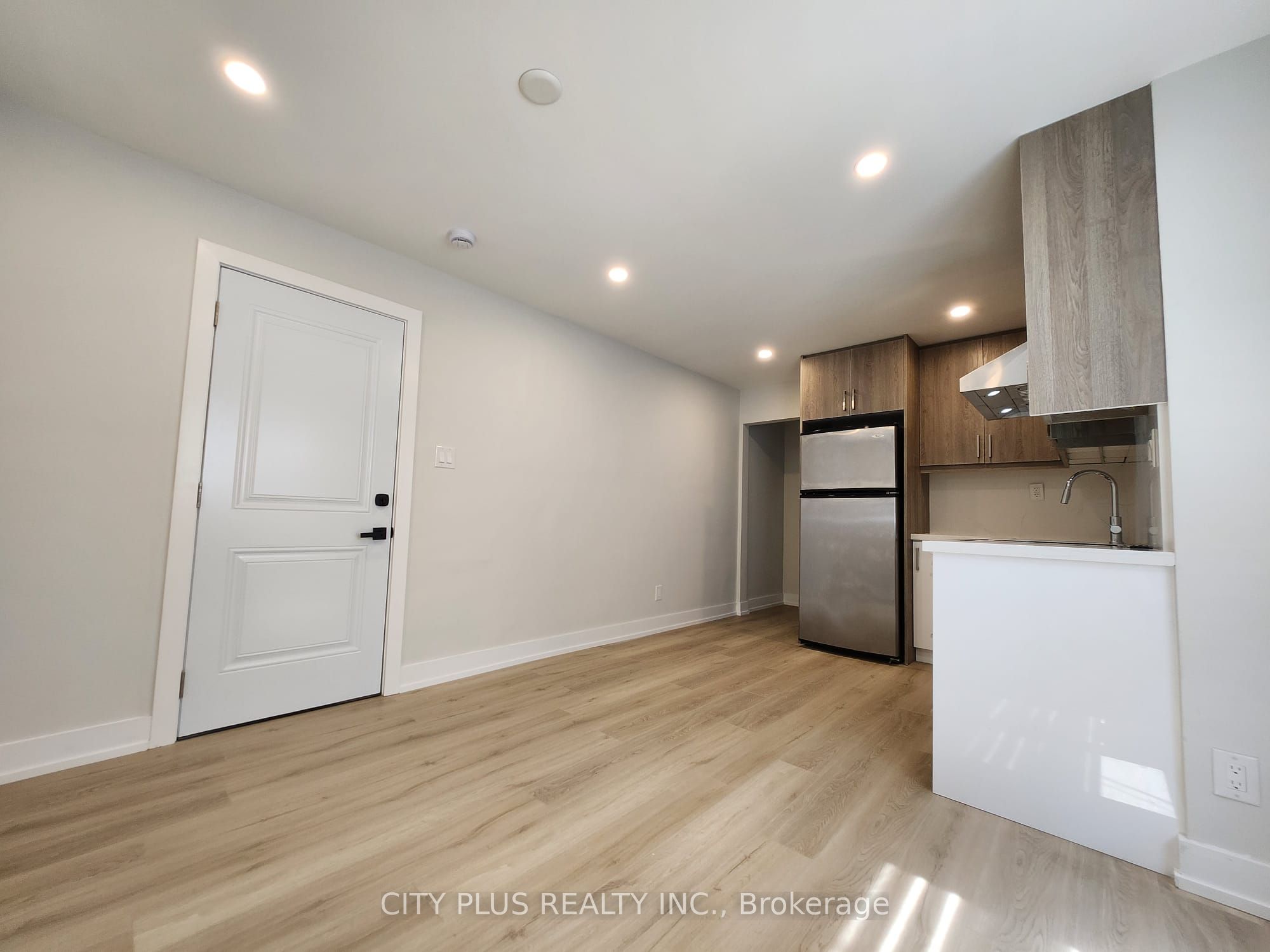 3547 Bathurst Street 2 Property Photo 4