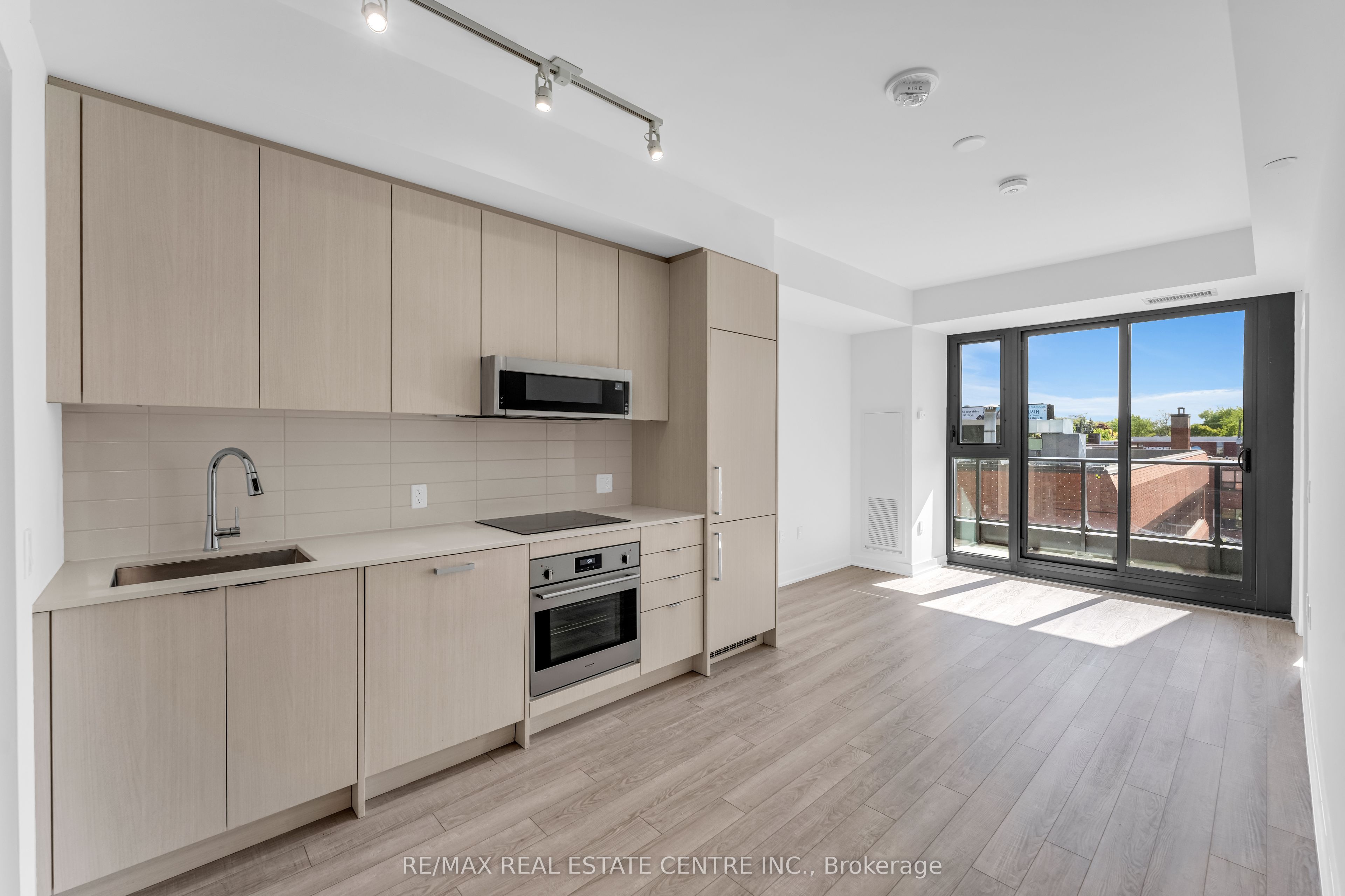 250 Lawrence Avenue W 422 Property Photo 8